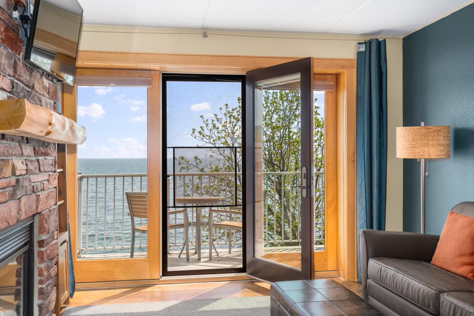 One-Bedroom Lakeside Suite