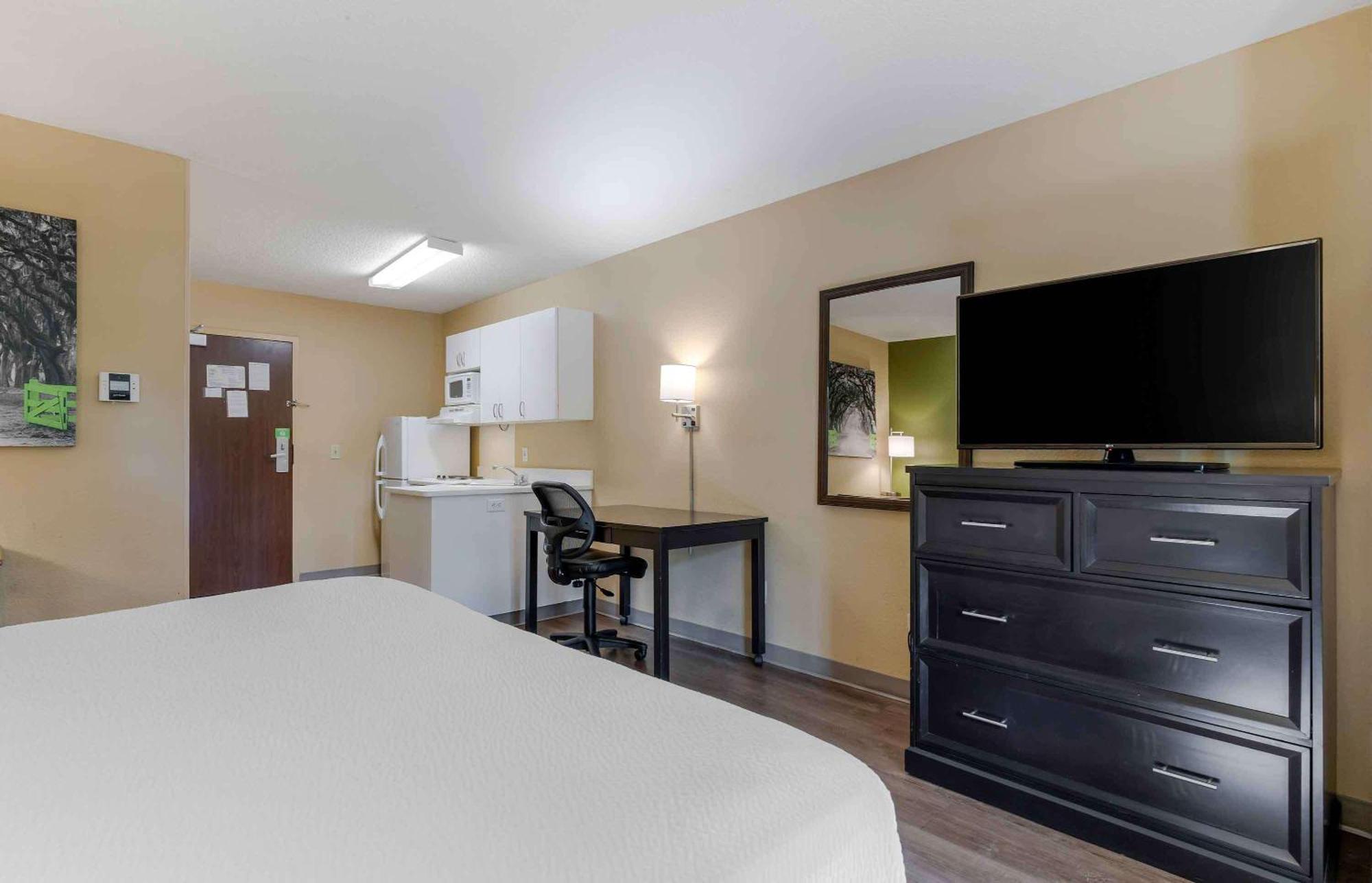 Queen studio 1 Queen Bed Disability Access or Non-Smoking