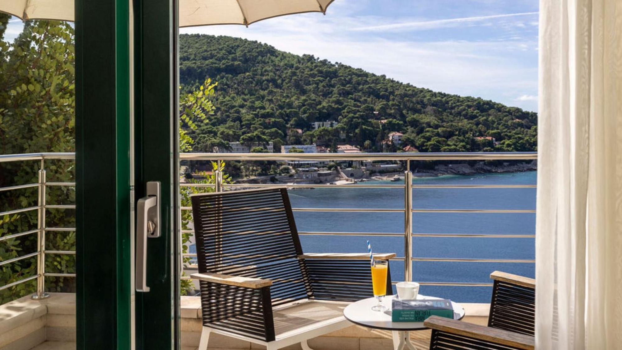 Suite con balcón y vistas parciales al mar