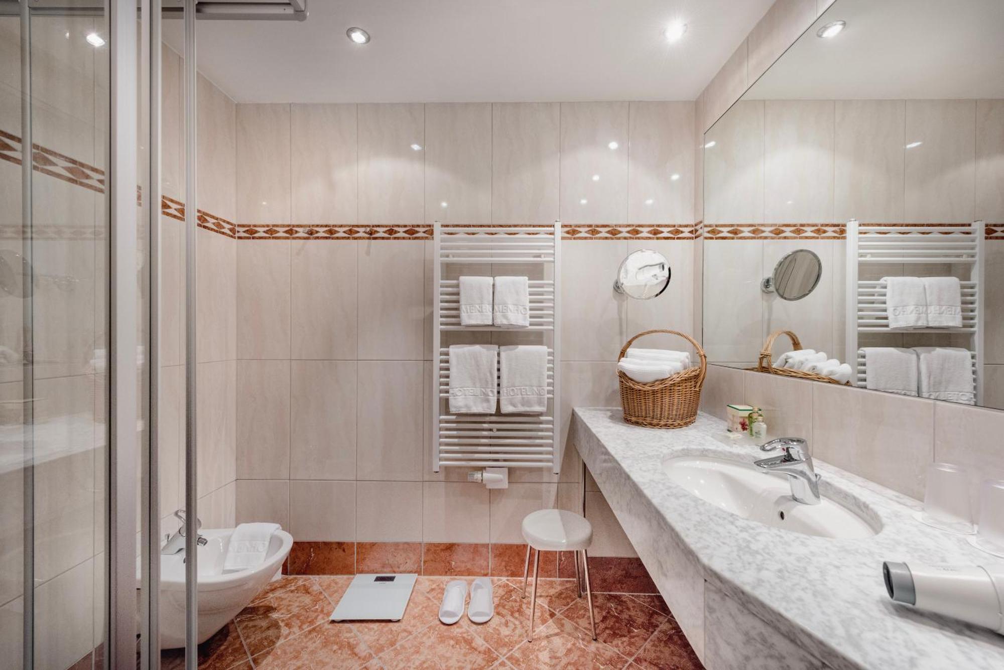 Suite access to Alpentherme