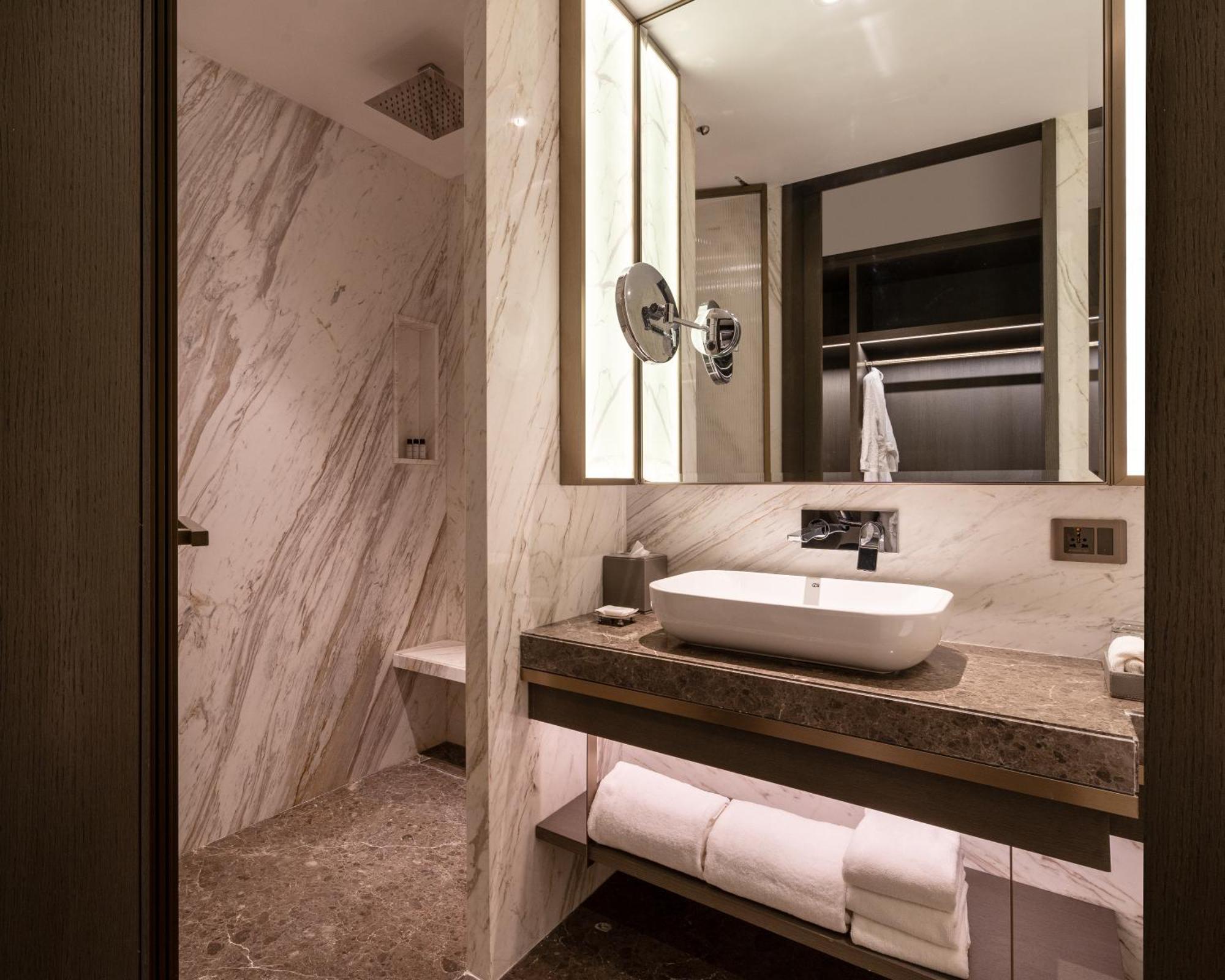 Club High Rise Room Complementary Lounge Access High Tea & Happy Hours 4 pieces Laundry per