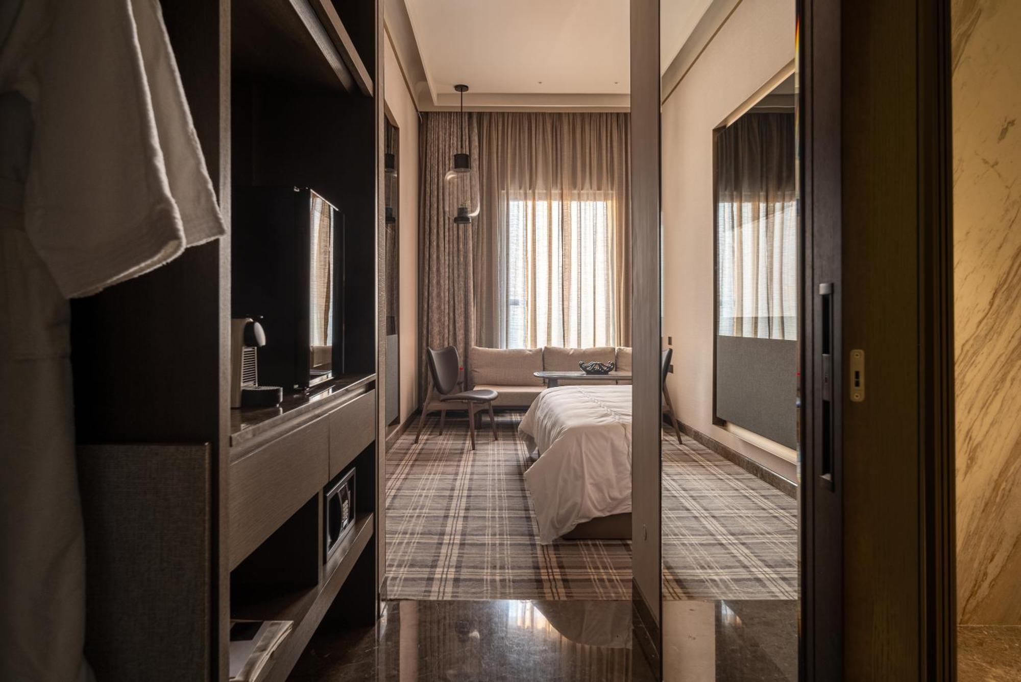 Club High Rise Room Complementary Lounge Access High Tea & Happy Hours 4 pieces Laundry per