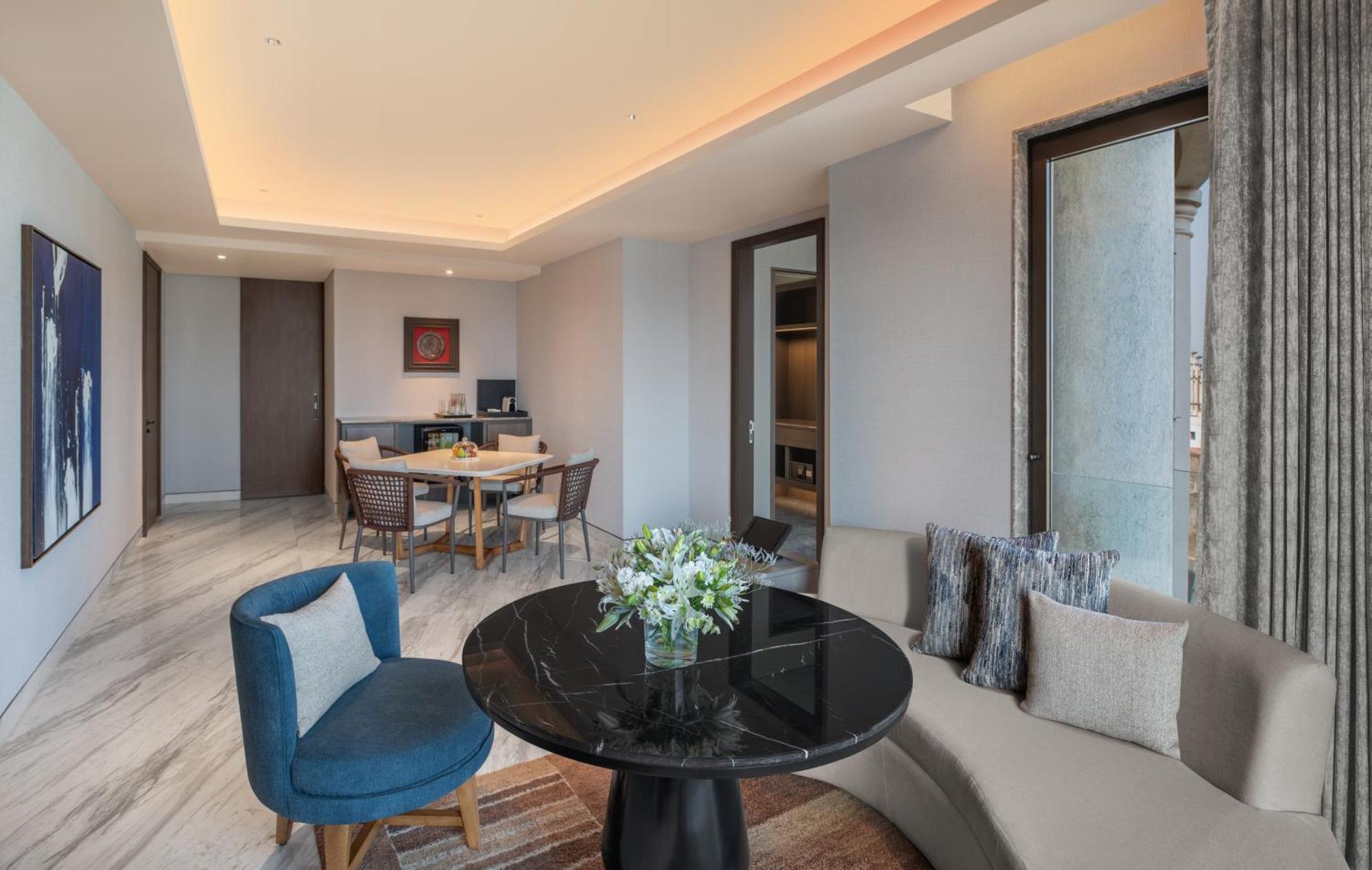 Club Suite Complementary Lounge Access High Tea & Happy Hours 4 pieces Laundry per Two-way Airport Transfers