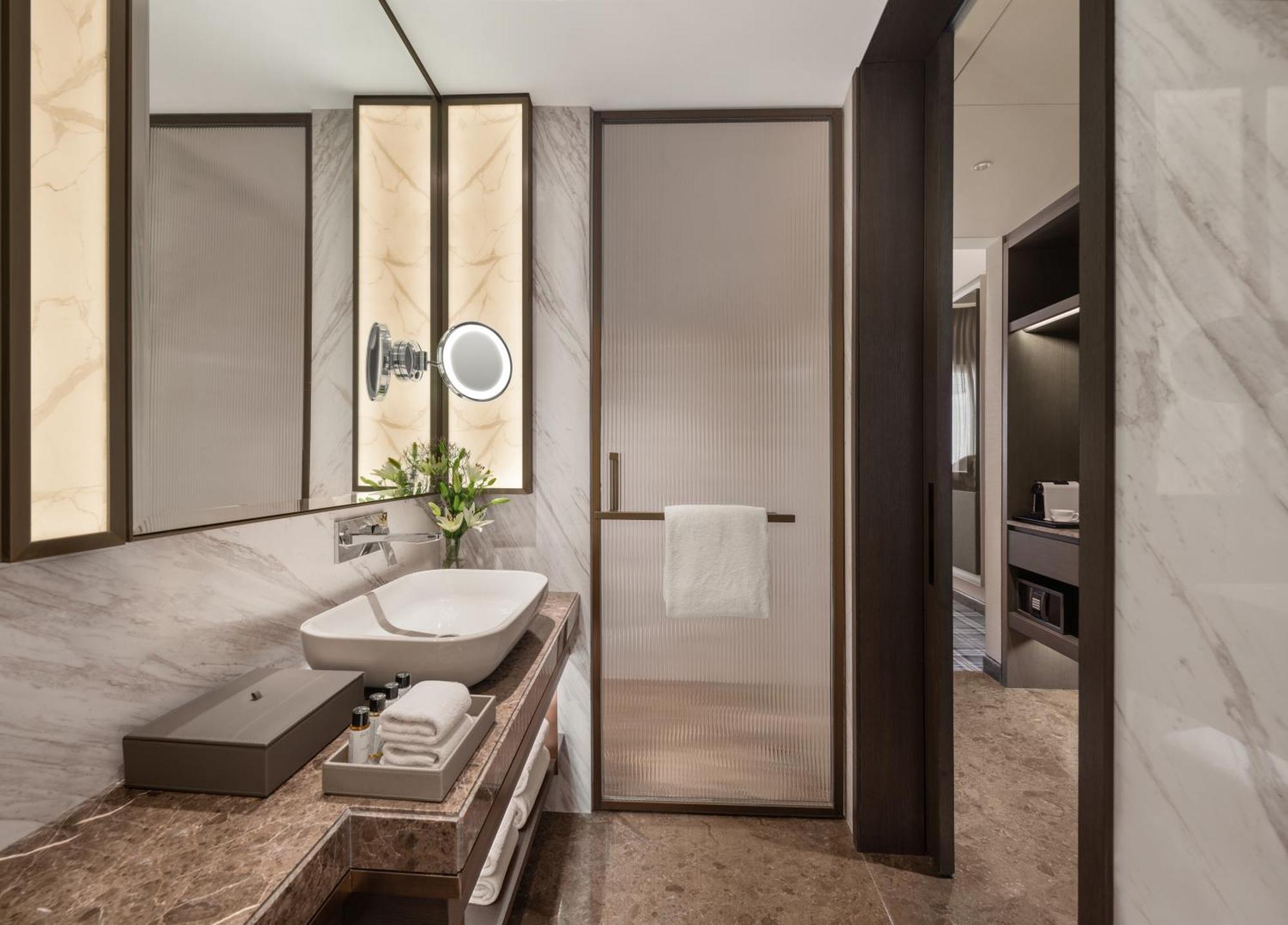 Club Room Complementary Lounge Access High Tea & Happy Hours 4 pieces Laundry per