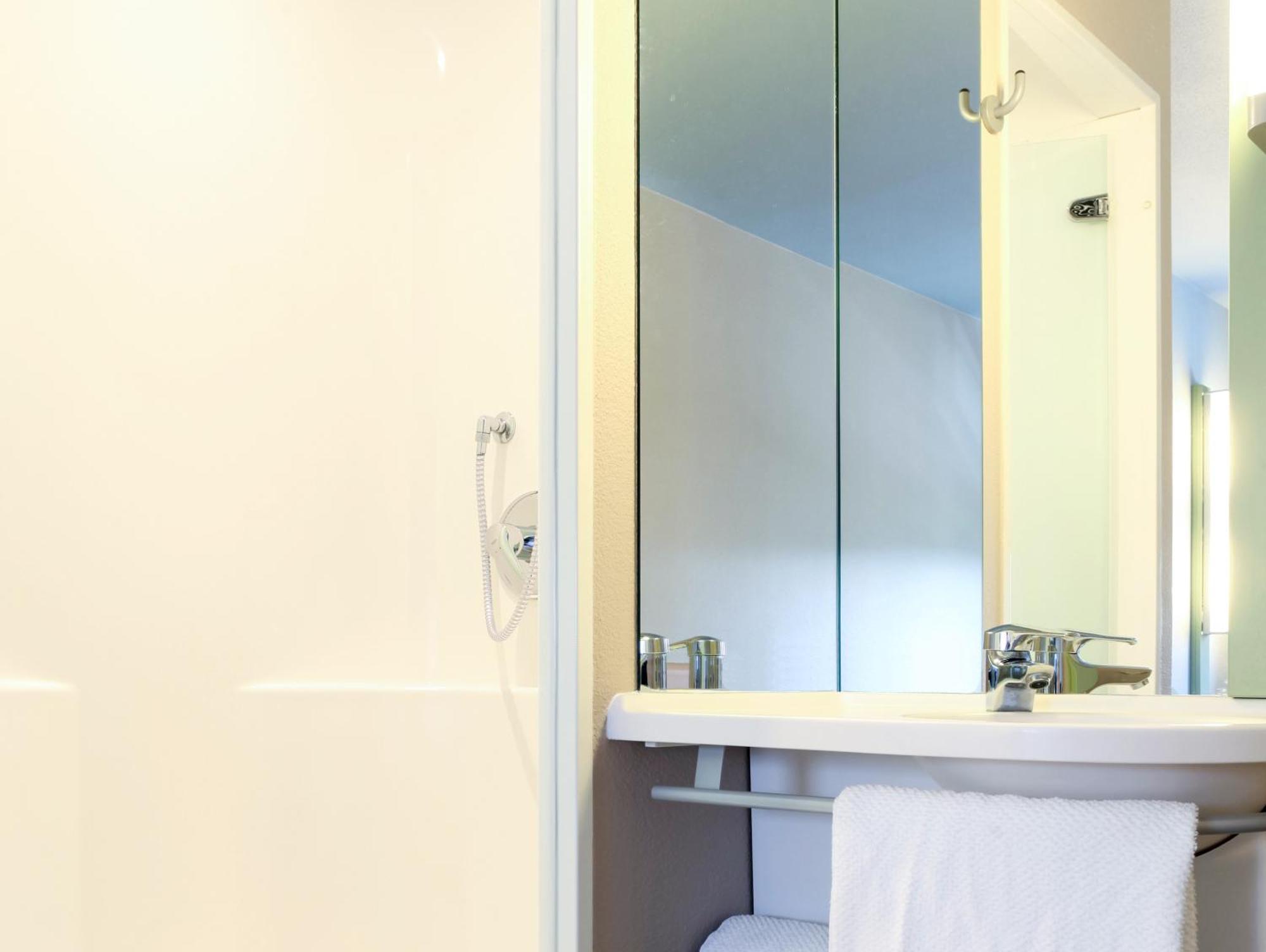 Standard Double Room - Mobility Access,1628671604:JPEG
