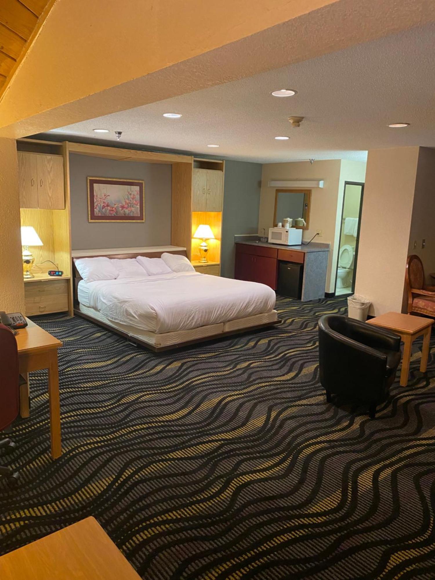 King Suite with Jetted Tub - Non-Smoking