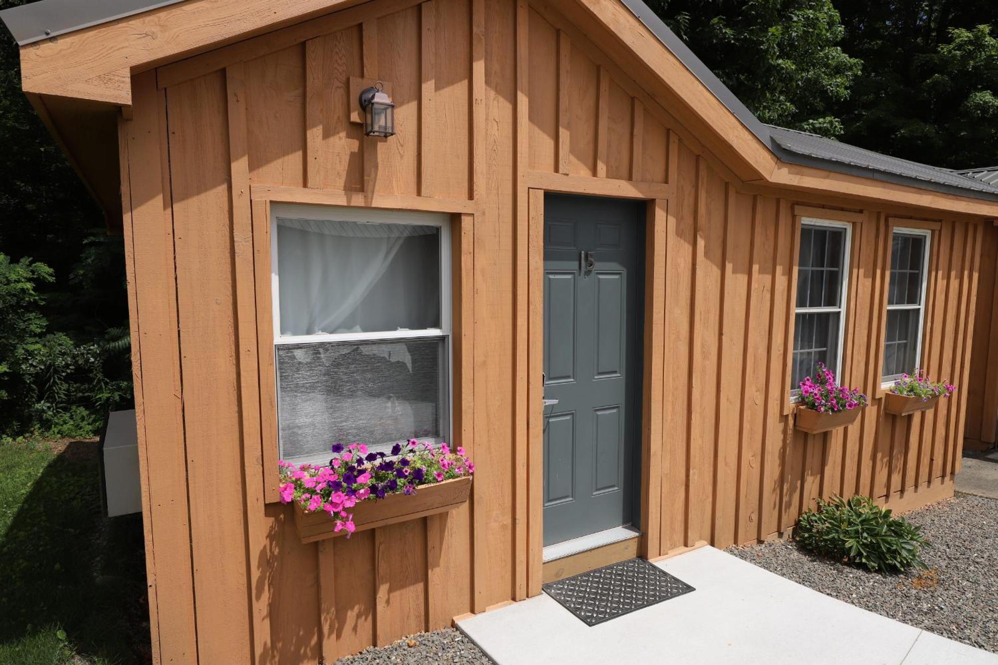 Creekside Cabin (1 king)
