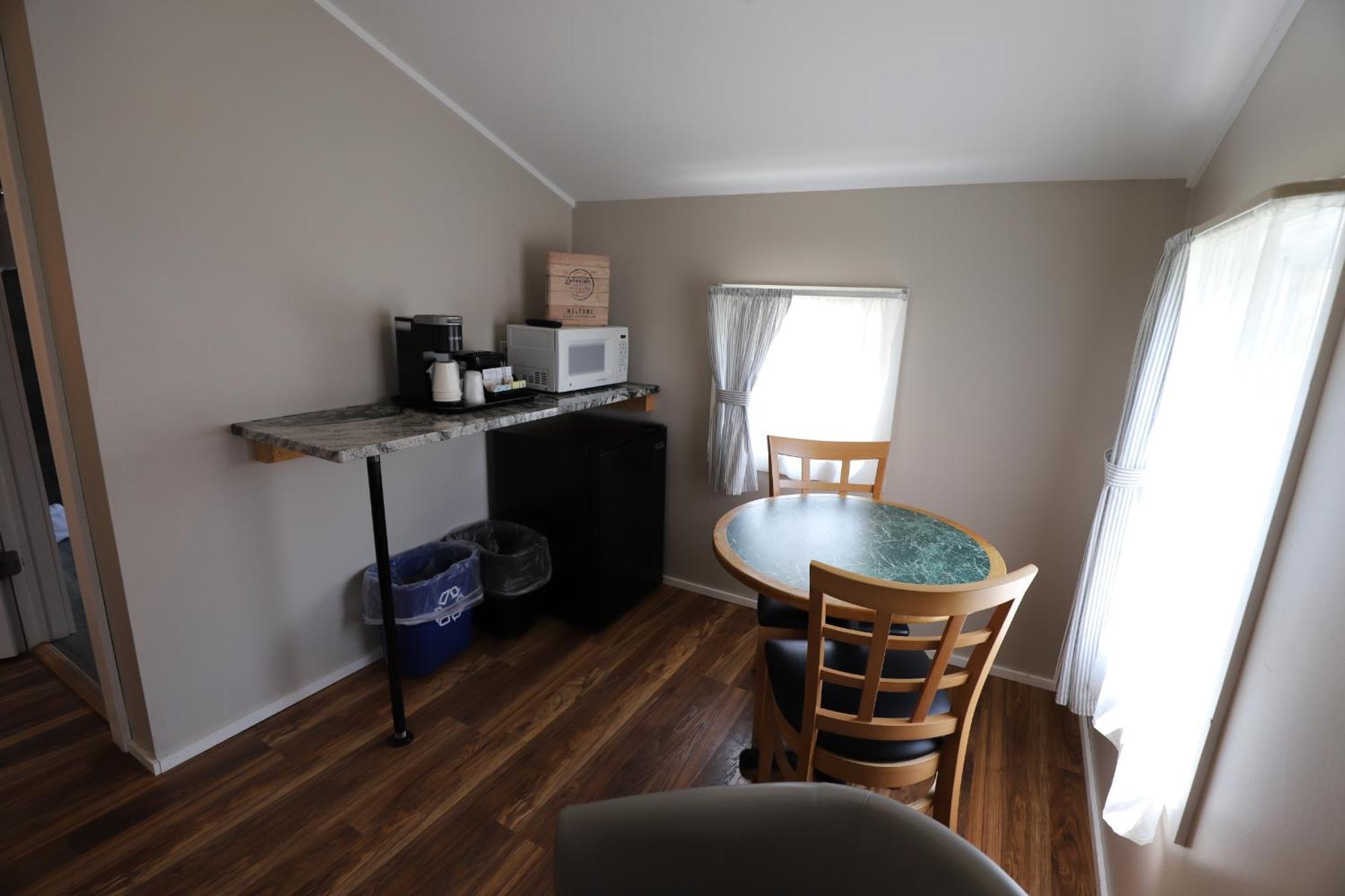 Economy Cabin 1 king