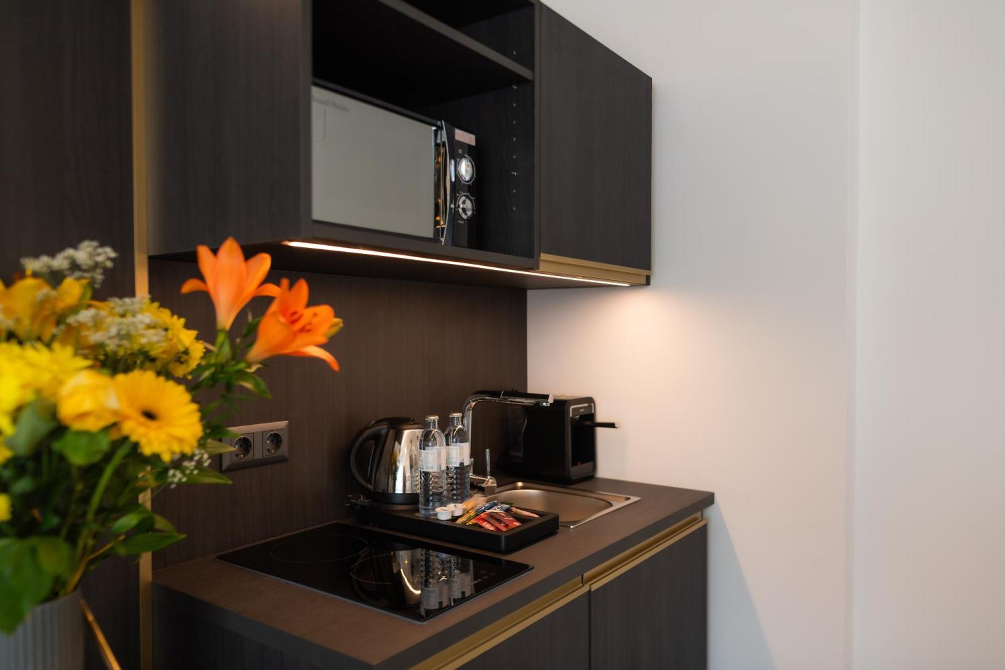 Estudio con cama extragrande y sofá cama