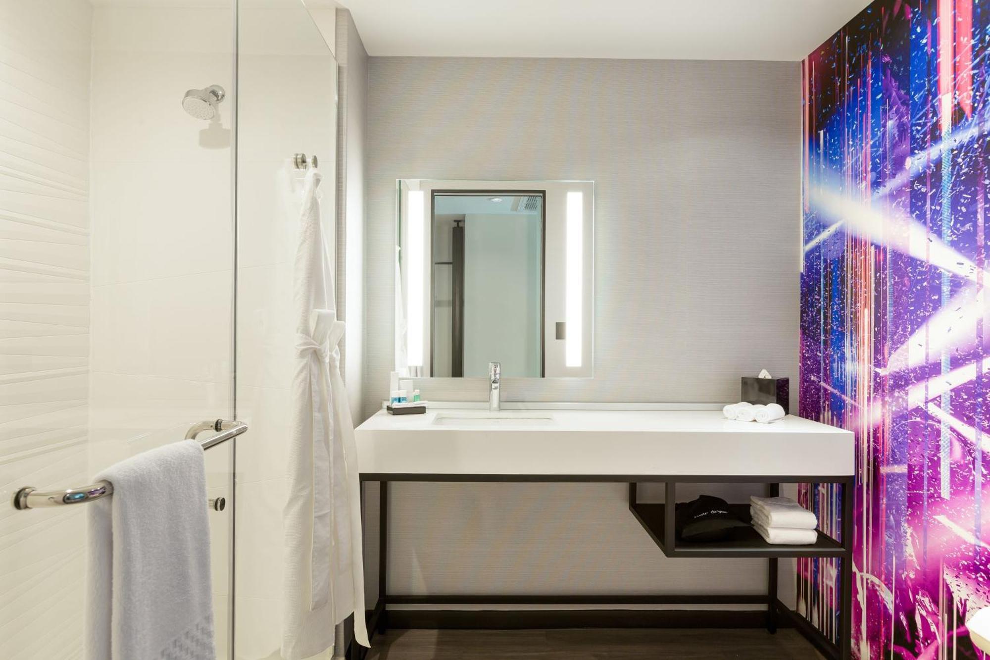 ALOFT Guest room 1 King