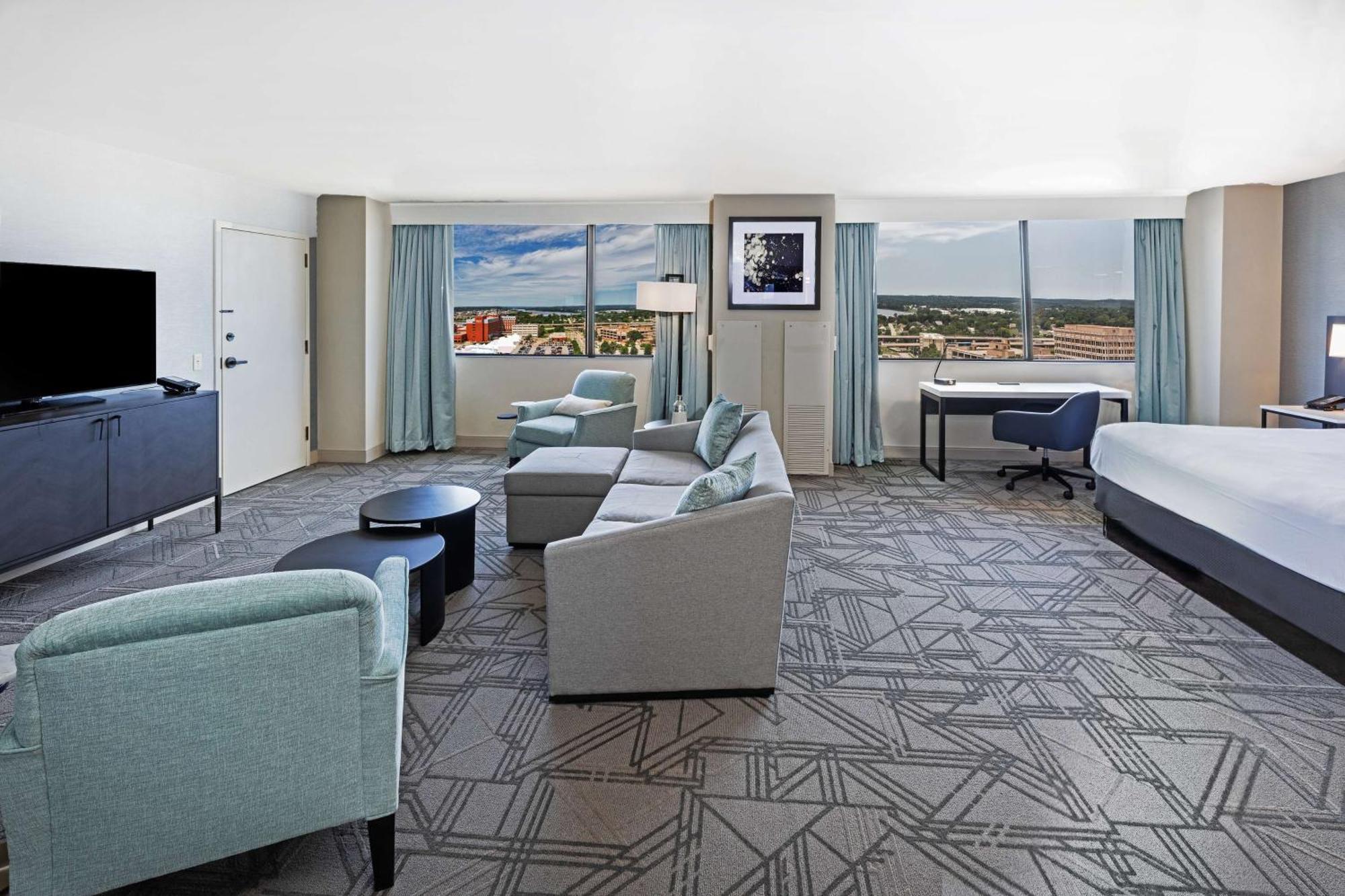 Deluxe King Suite - Non-Smoking