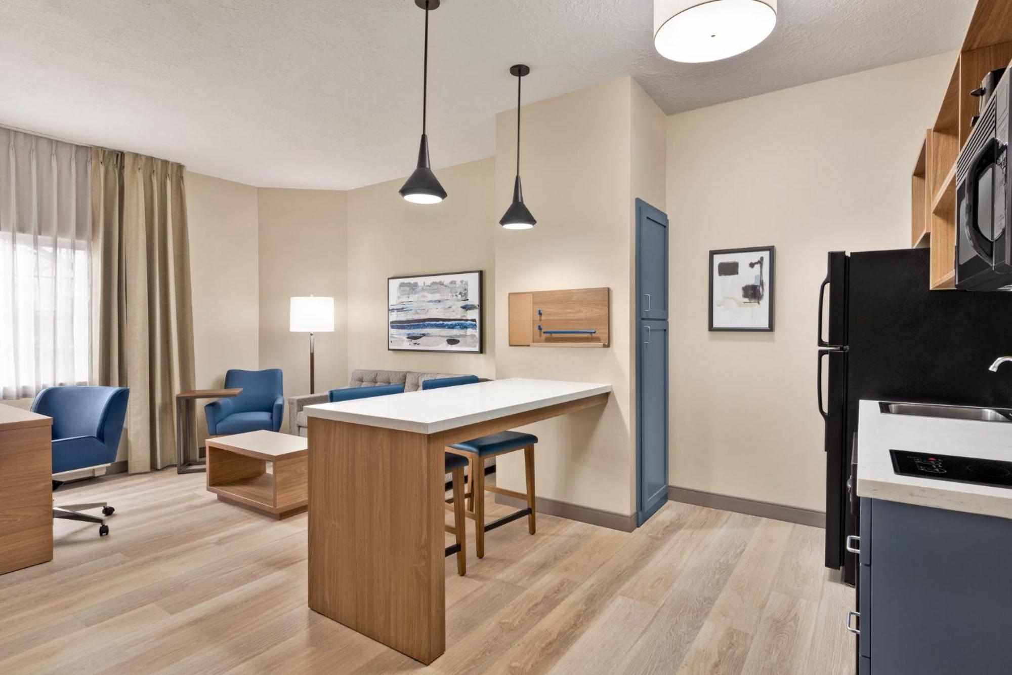 One-Bedroom Queen Suite