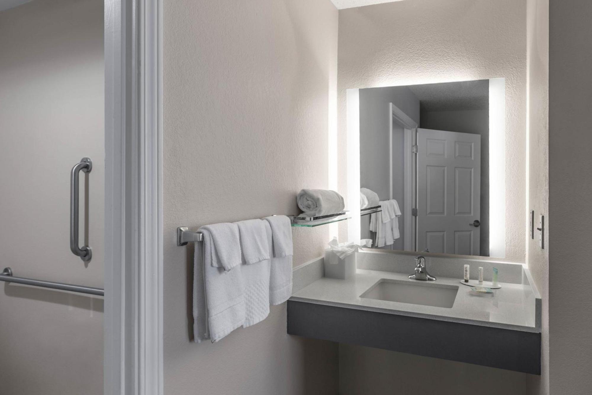 One-Bedroom Queen Suite