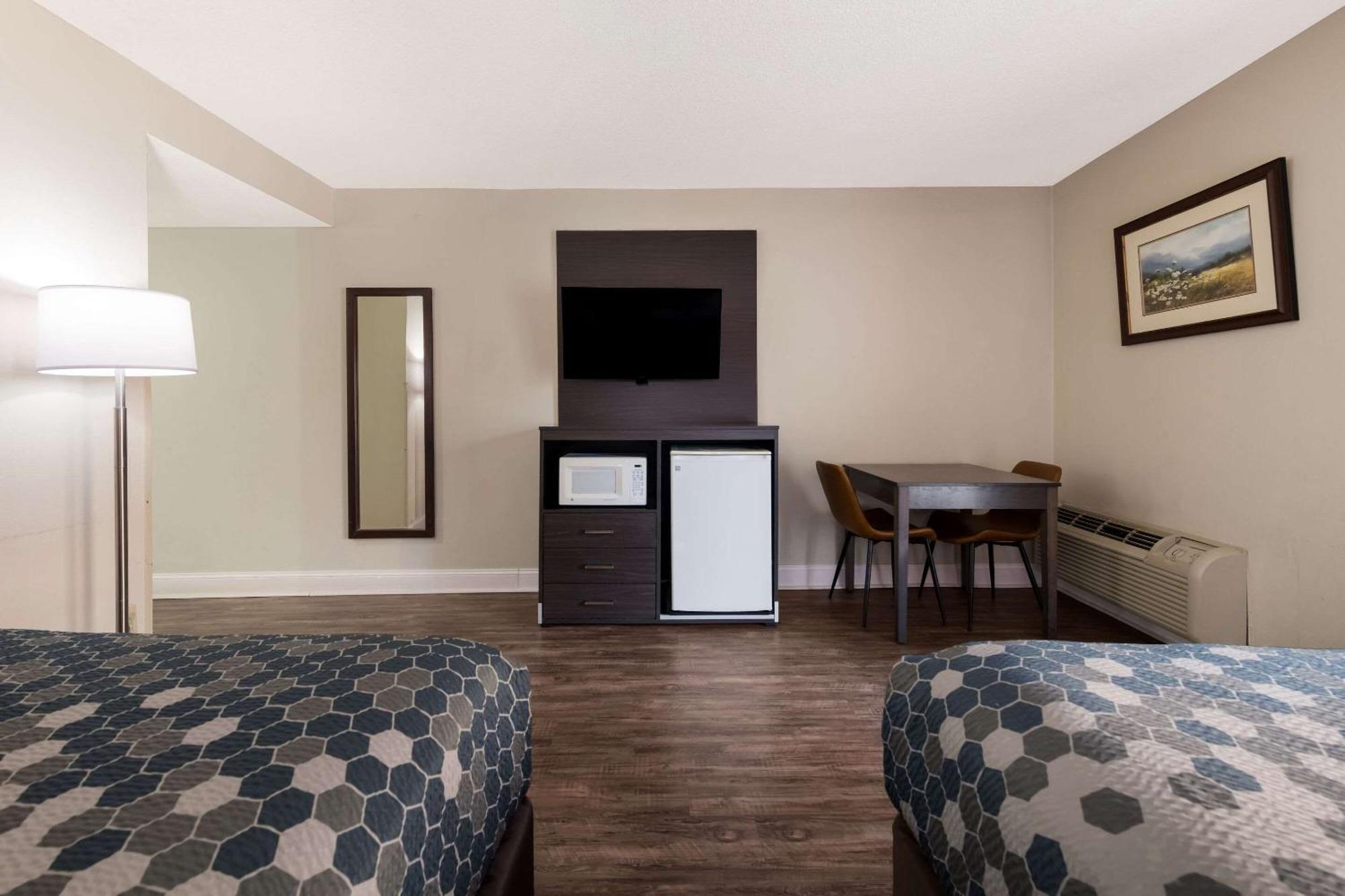 Queen Room Two Queen Beds River View Non-Smoking