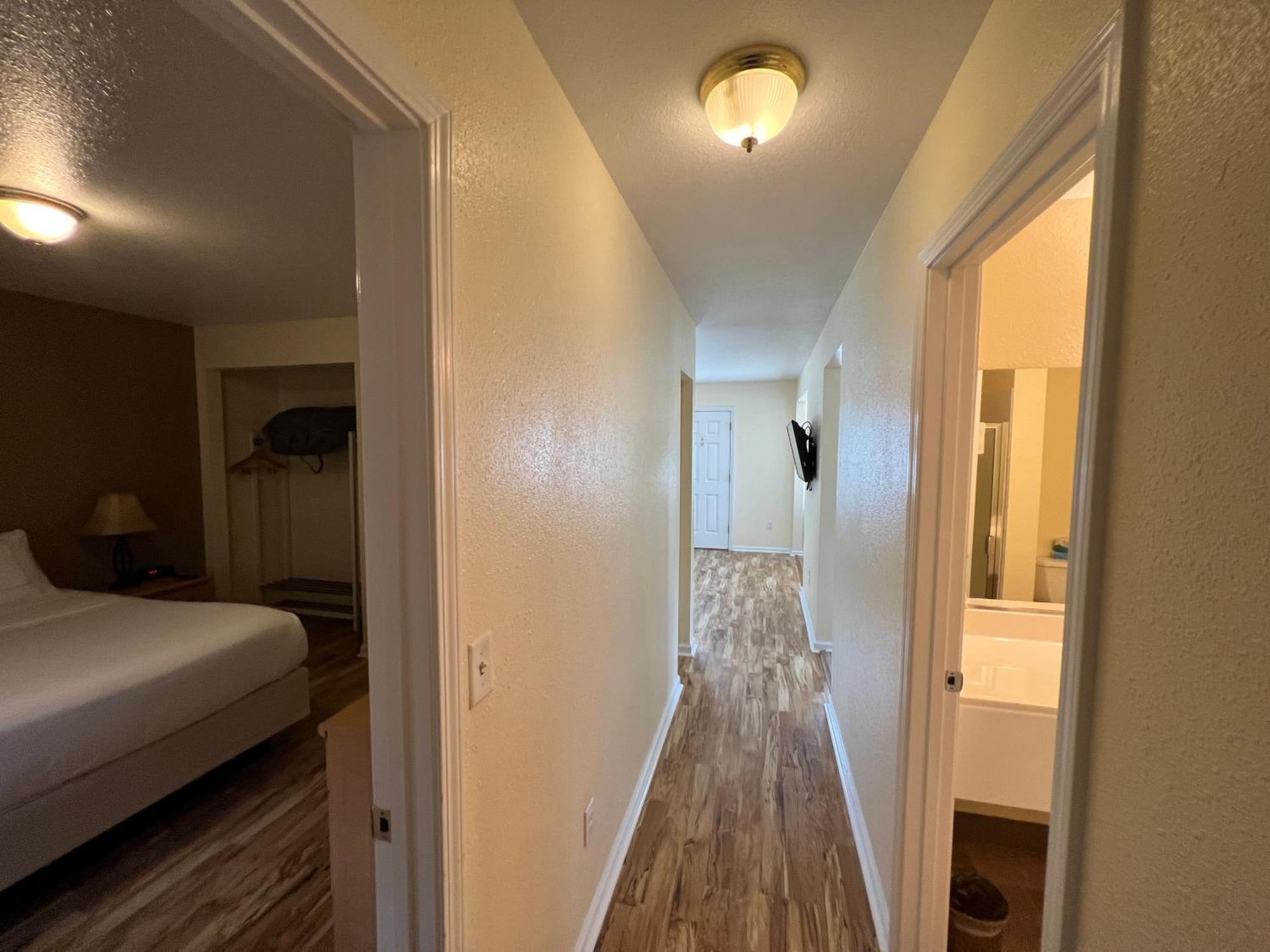 Deluxe Queen Suite