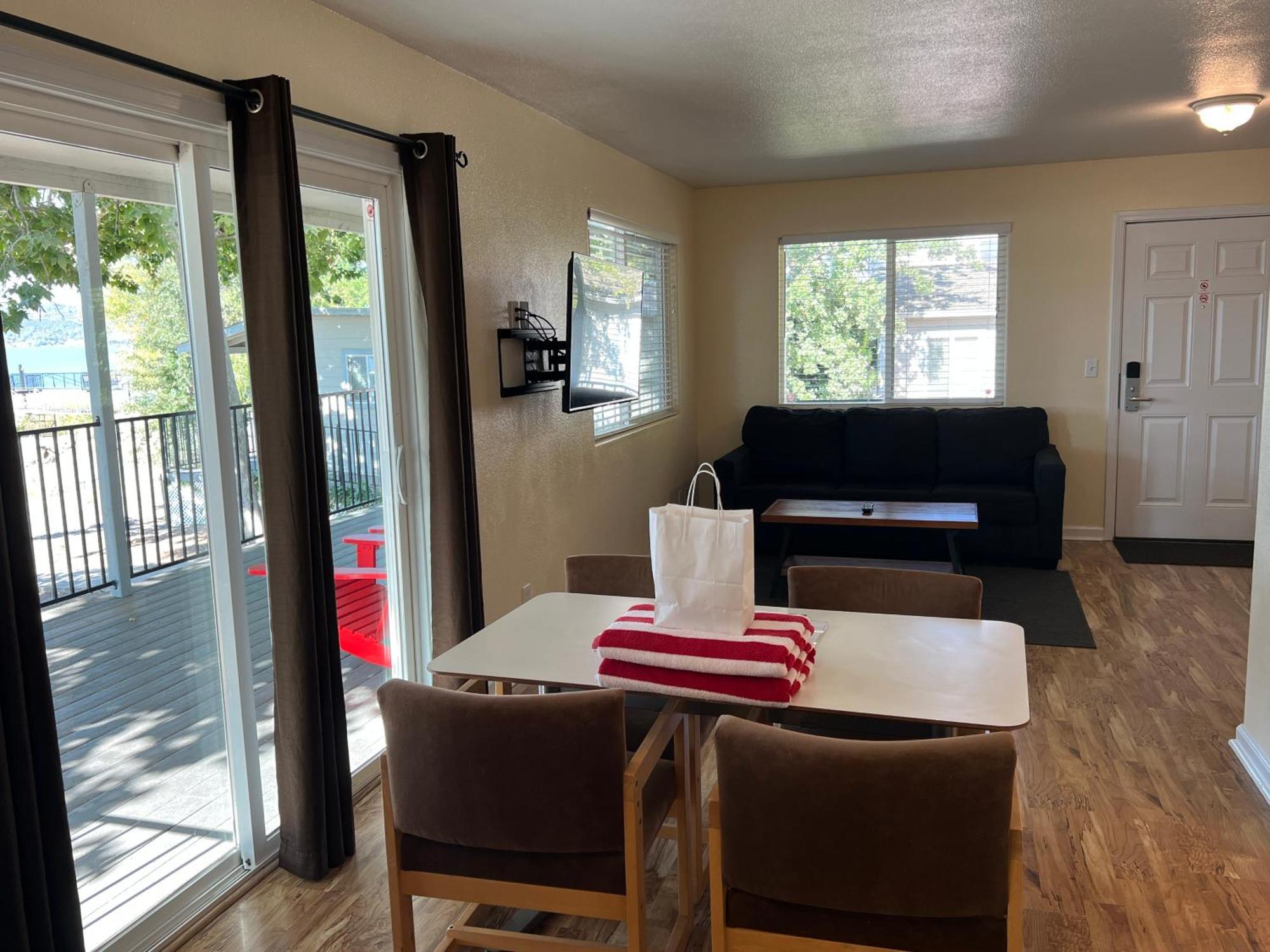 Deluxe Queen Suite