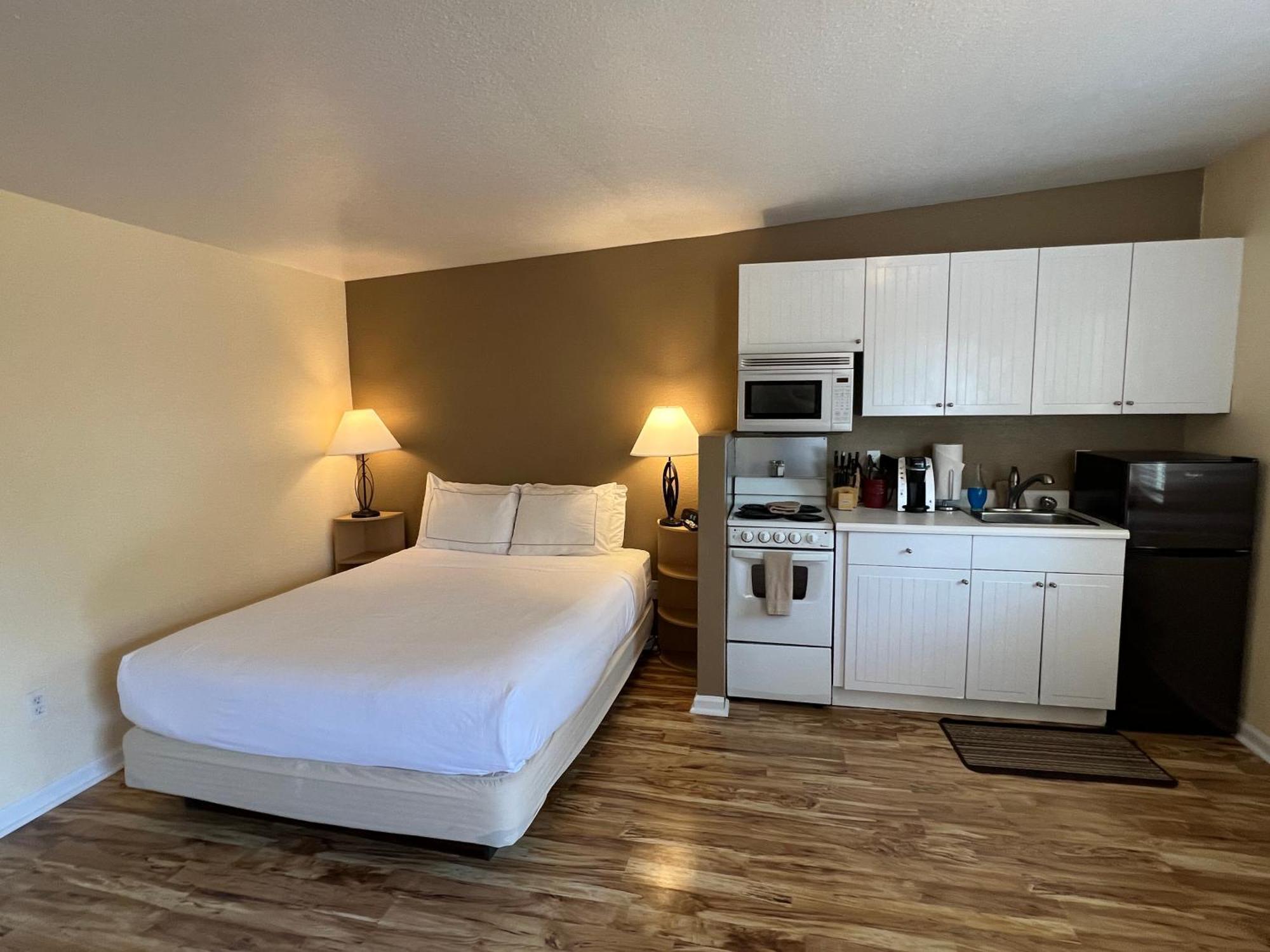 Deluxe Queen Suite