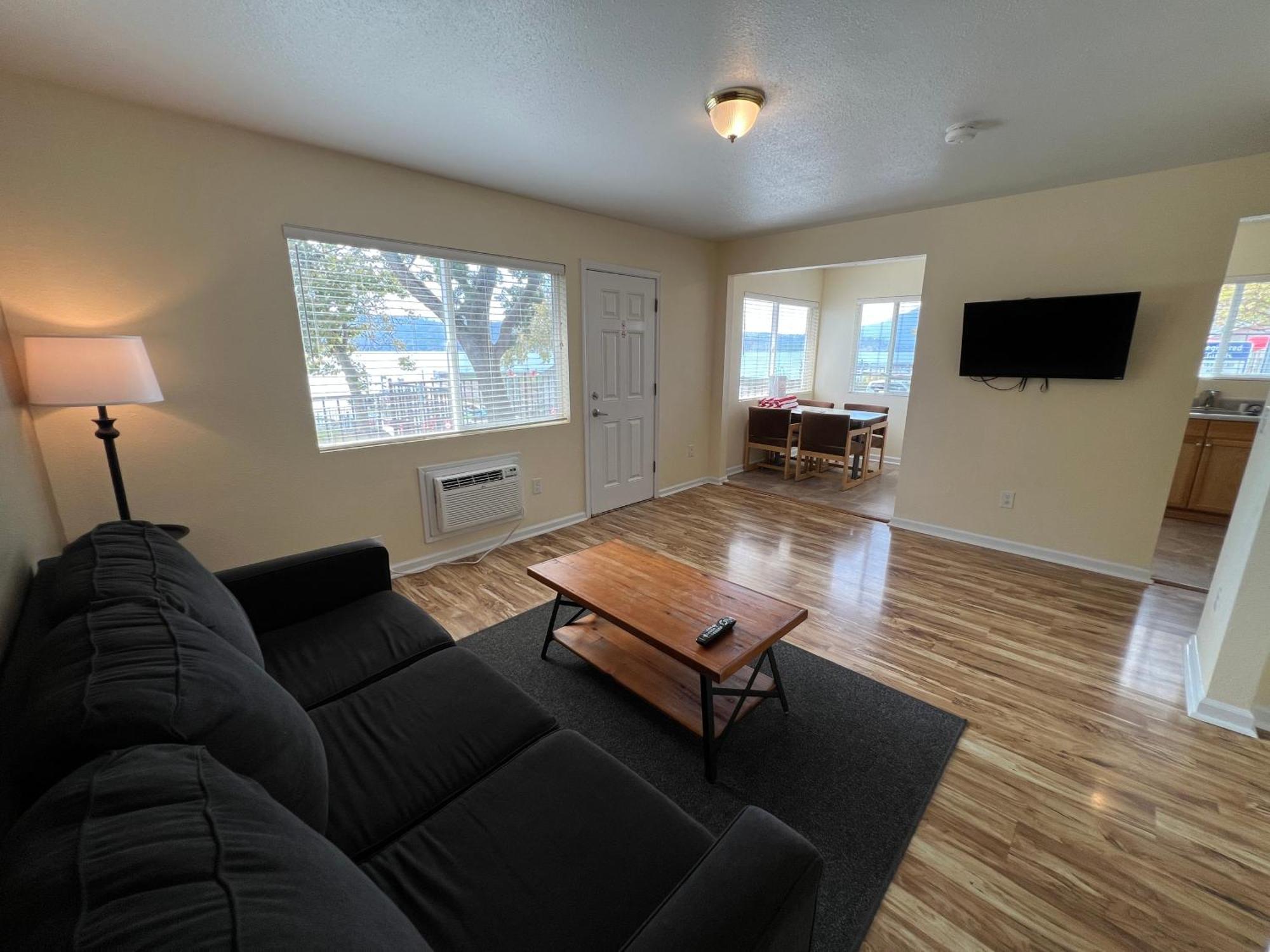 Deluxe Queen Suite