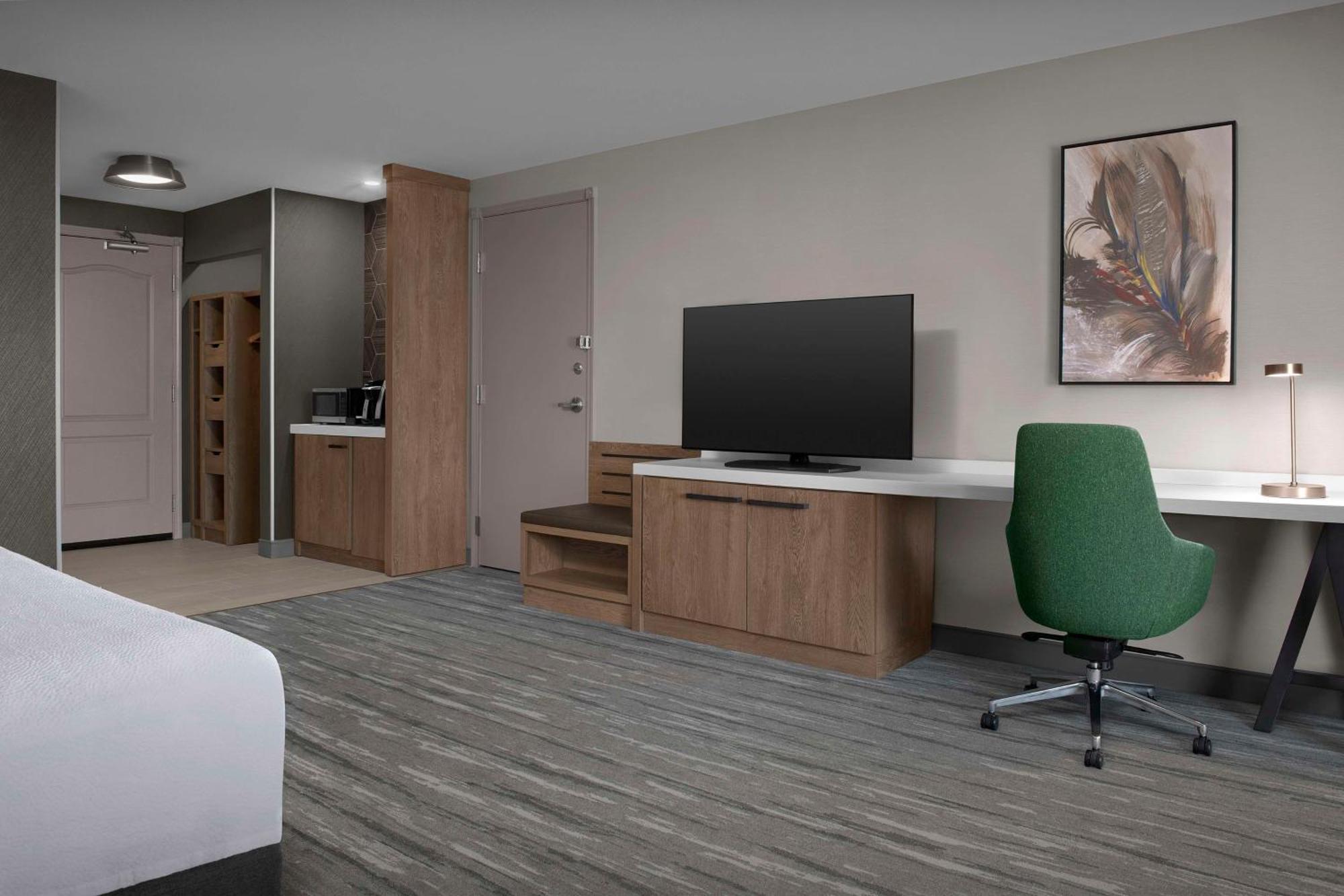 King Room with Tub - Mobility and Hearing Access,1629898173:JPEG