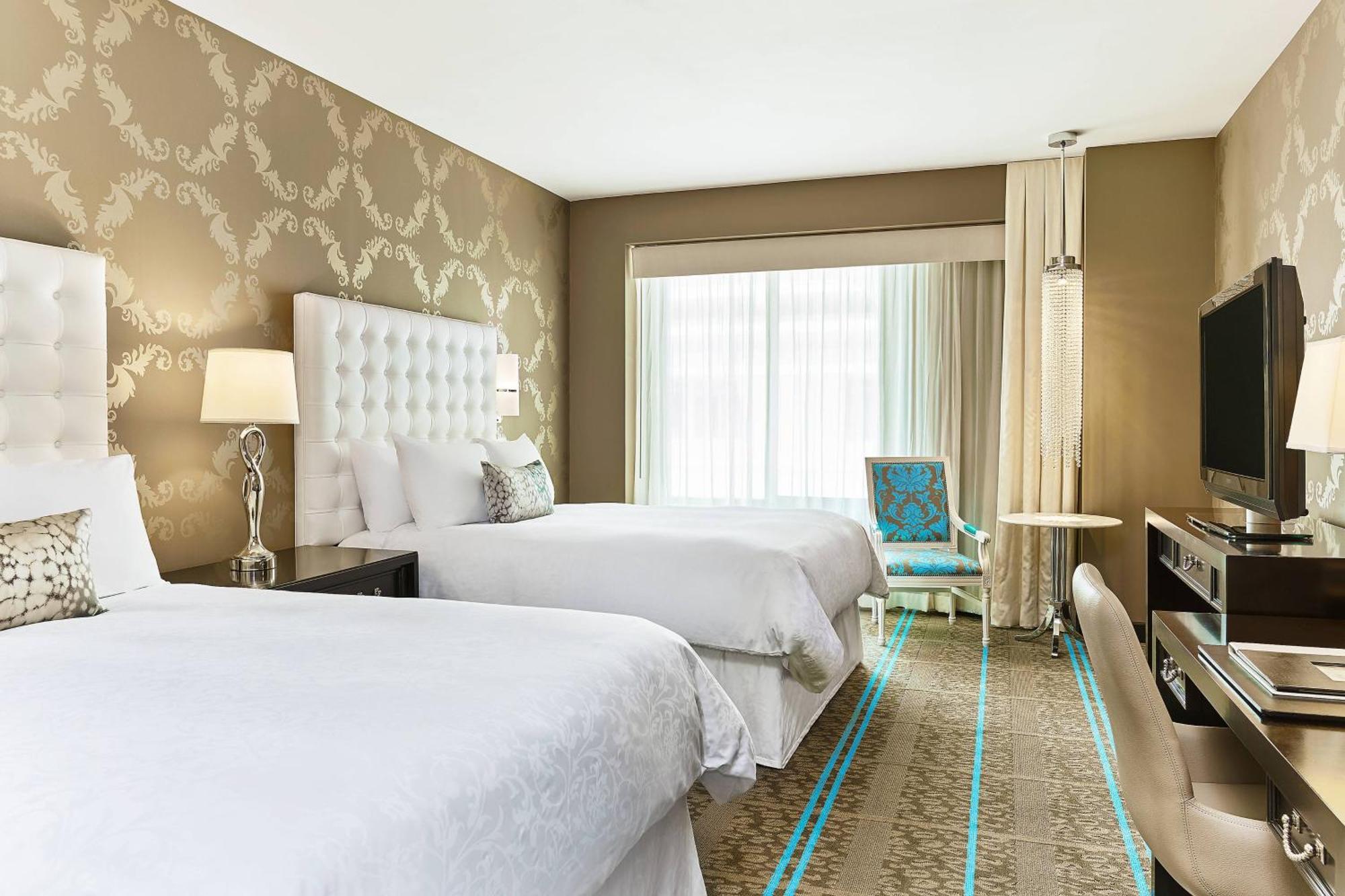 Superior Guest room 2 Queen Atrium view