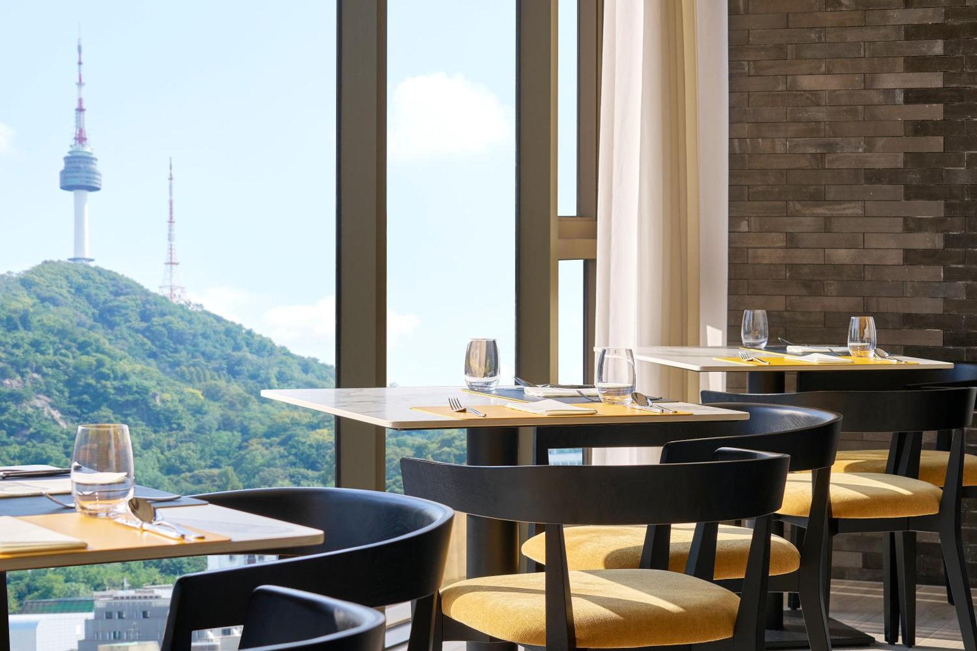 Deluxe Twin Room City View Lounge Access