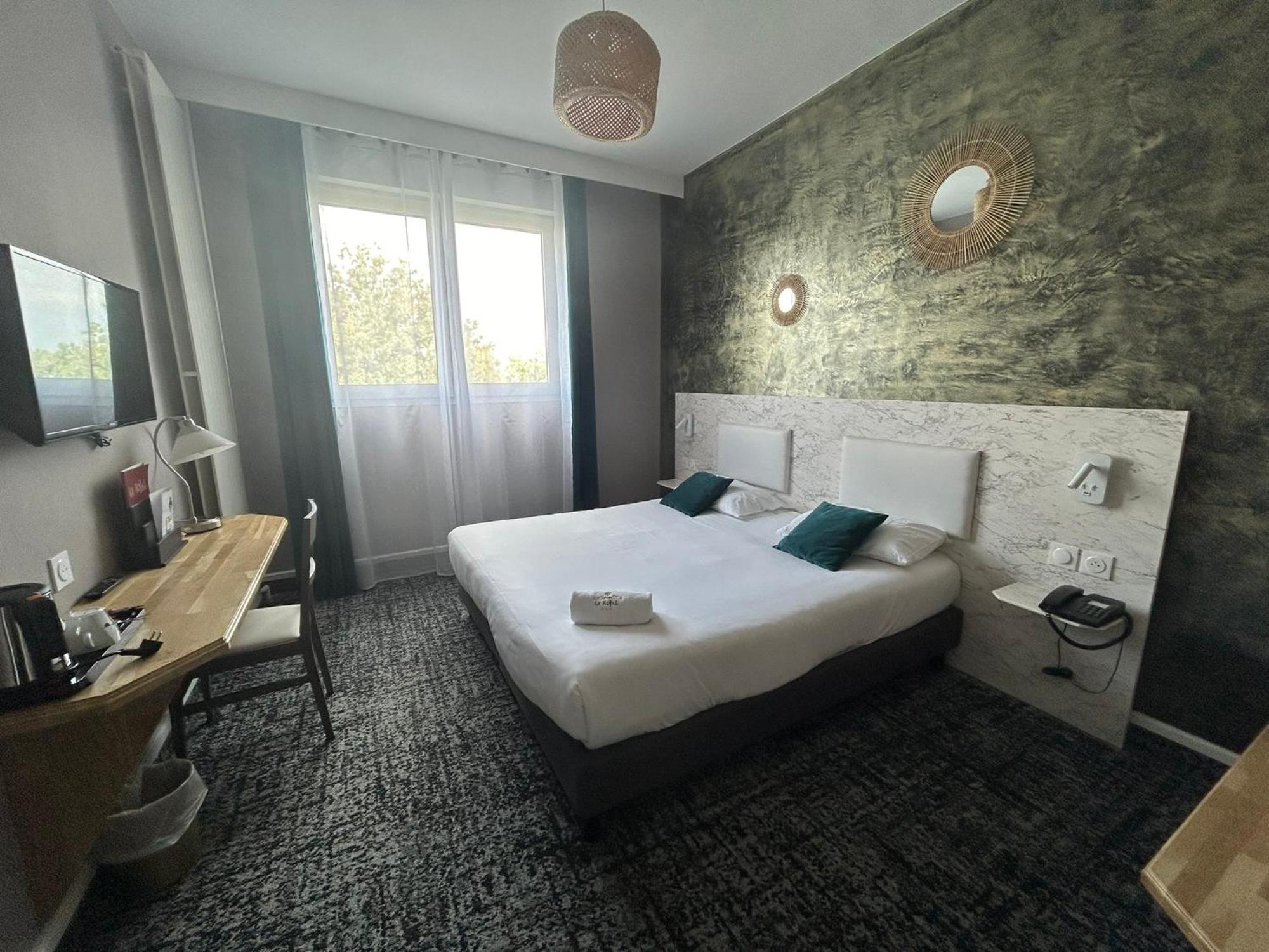 Superior Double or Twin Room Bath