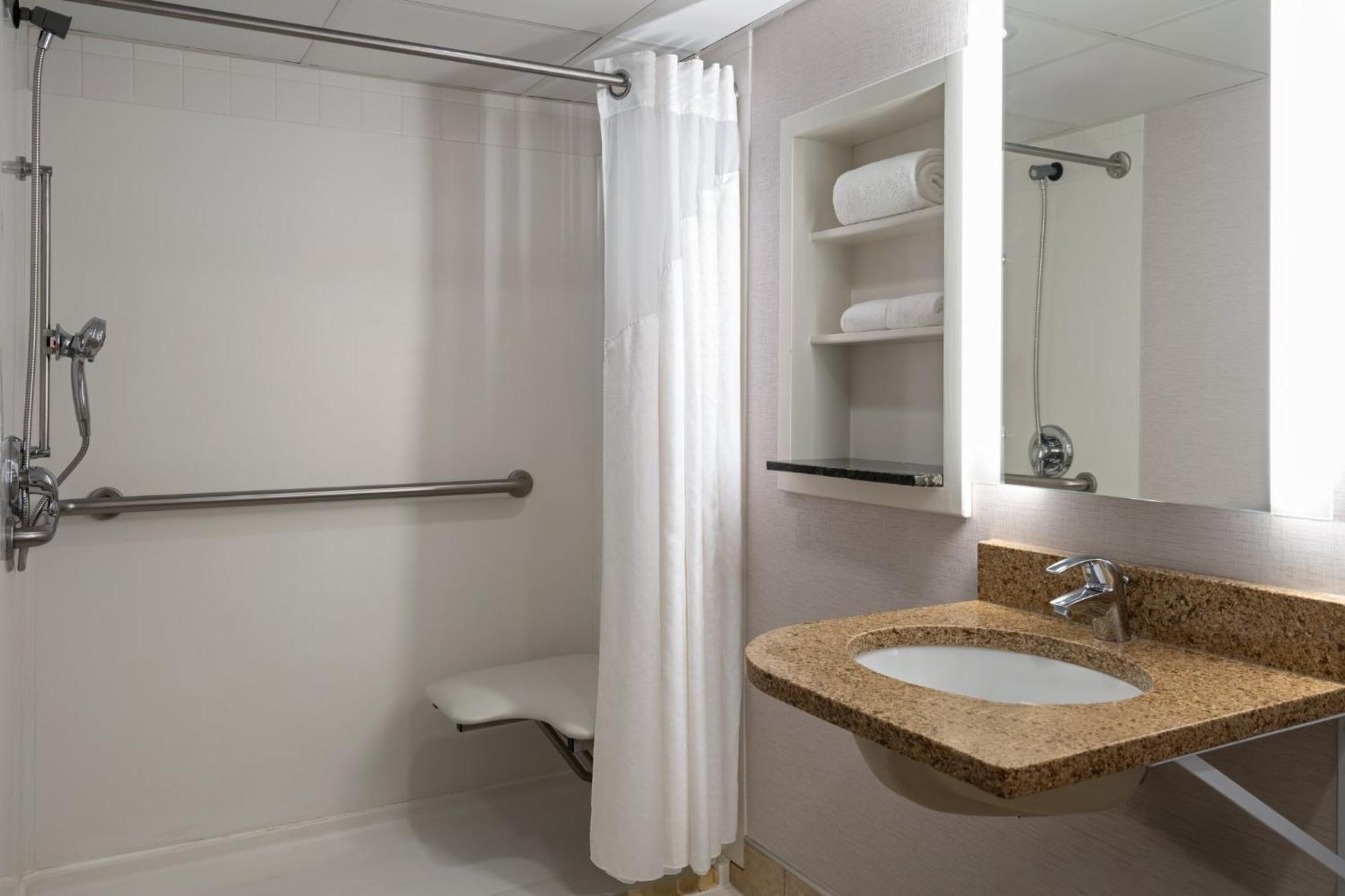 Queen Studio Disability Access or Roll Shower or Non-Smoking