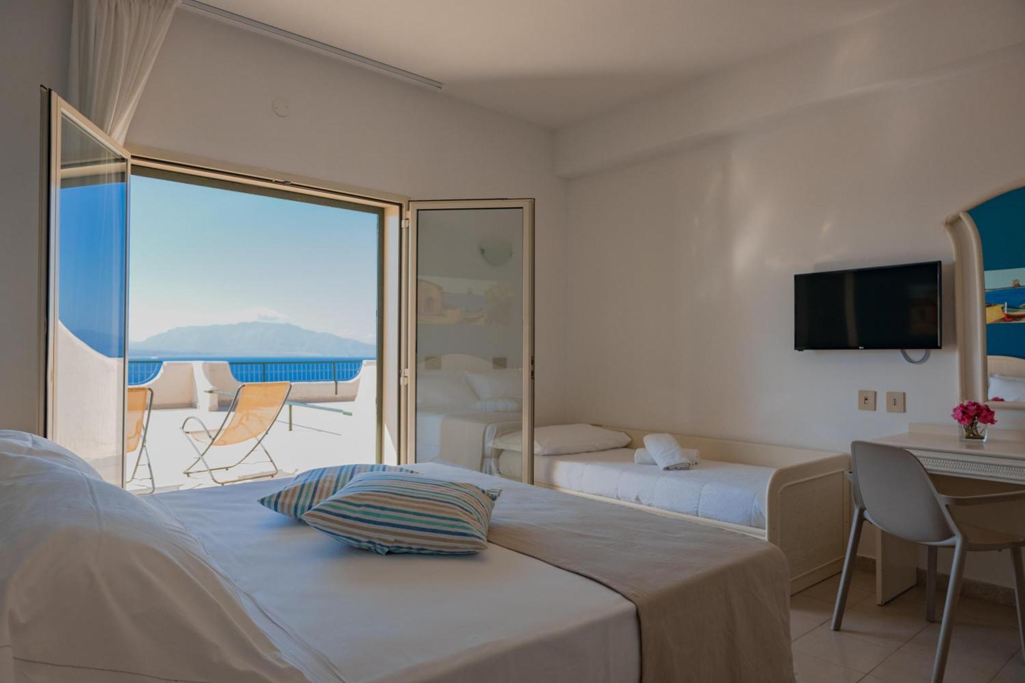 Comfort Triple Room Sea View