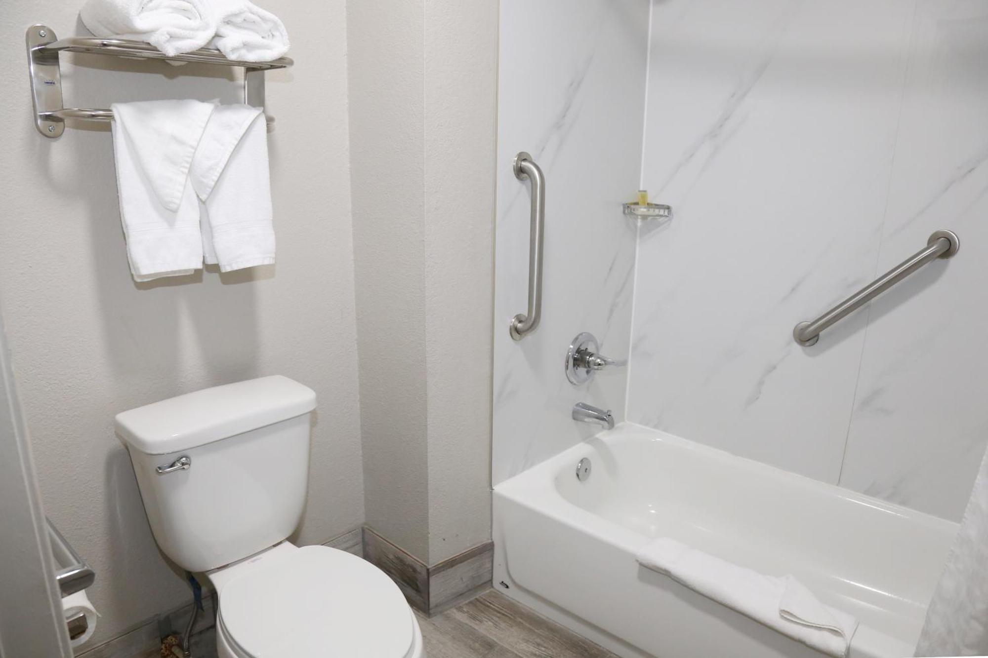 Queen Room - Disability Access/Non-Smoking