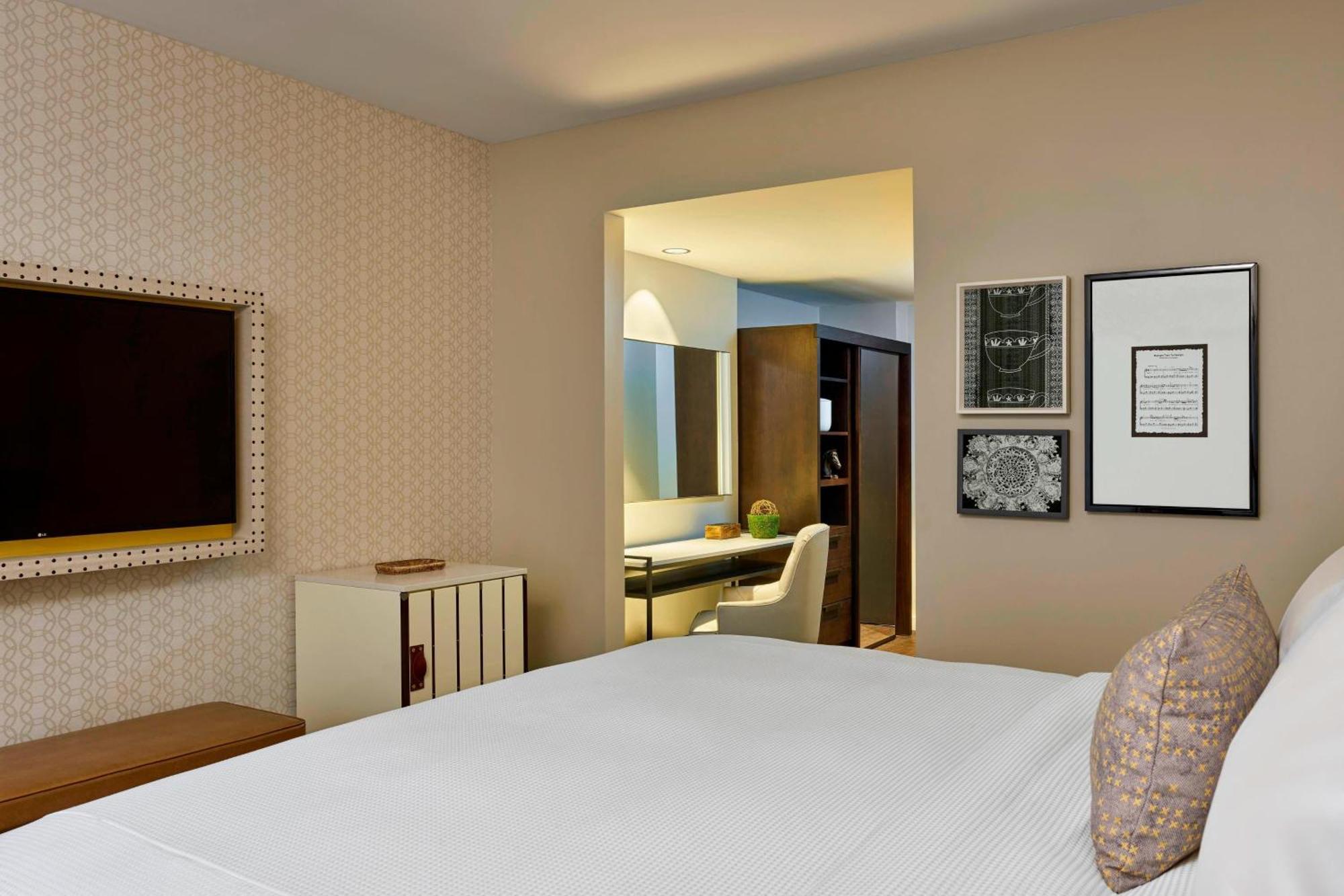 Executive Larger Guest room 1 King,1648926714:JPEG