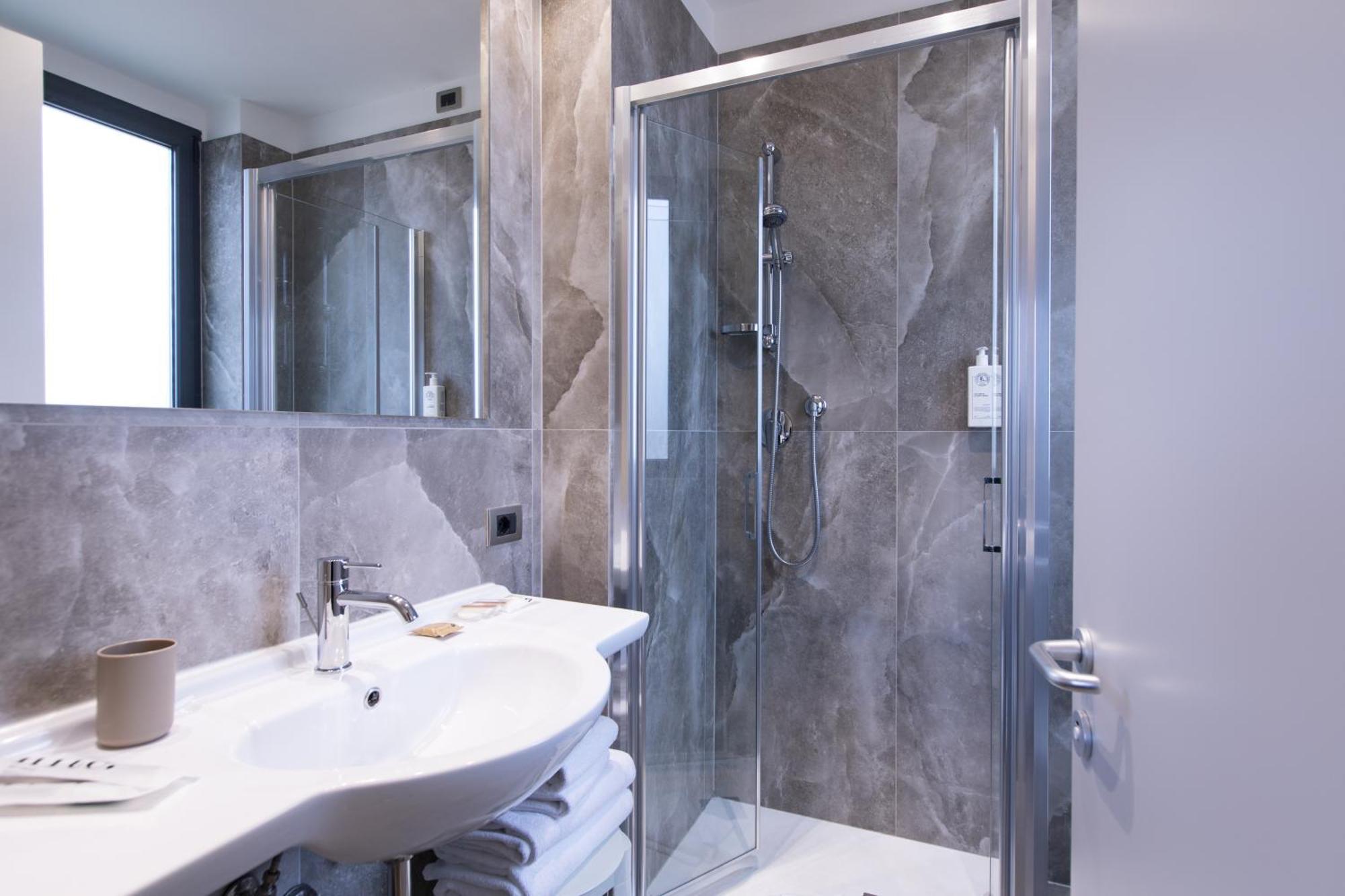 Habitación Doble Premium con cama grande y balcón