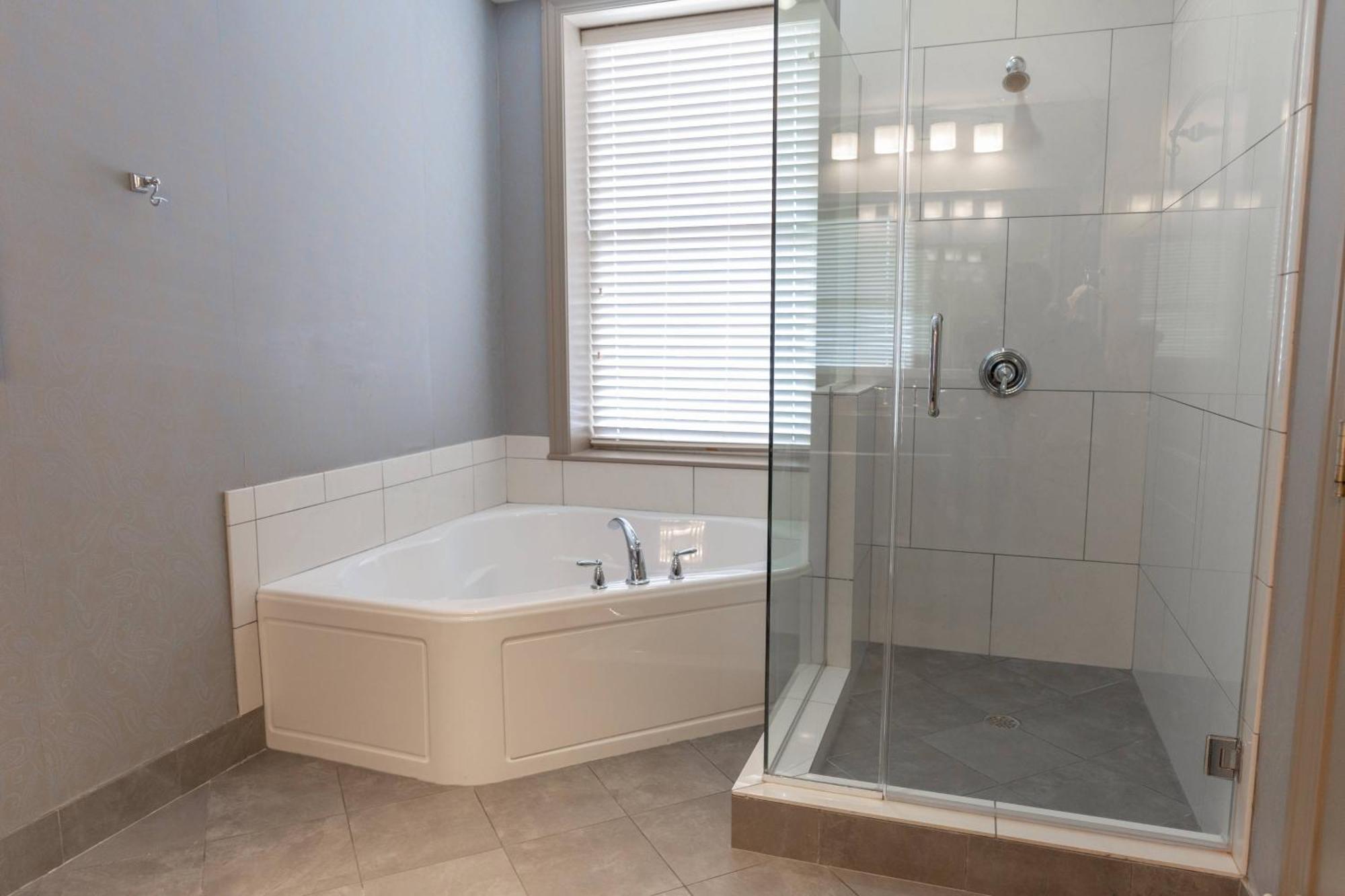 Premium King Room Spa Bath