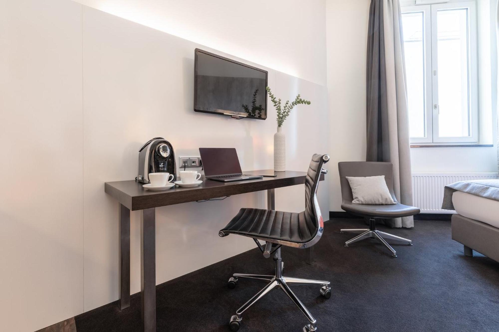Premium Queen Room Kitchenette