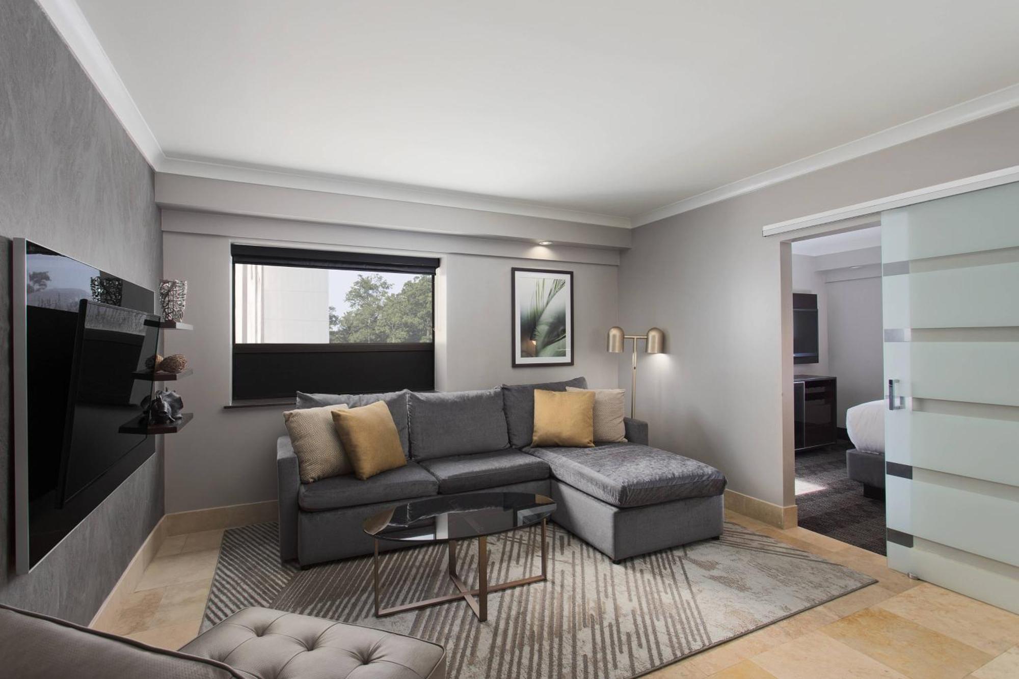 1 Bedroom Executive Suite 1 Queen Sofa bed