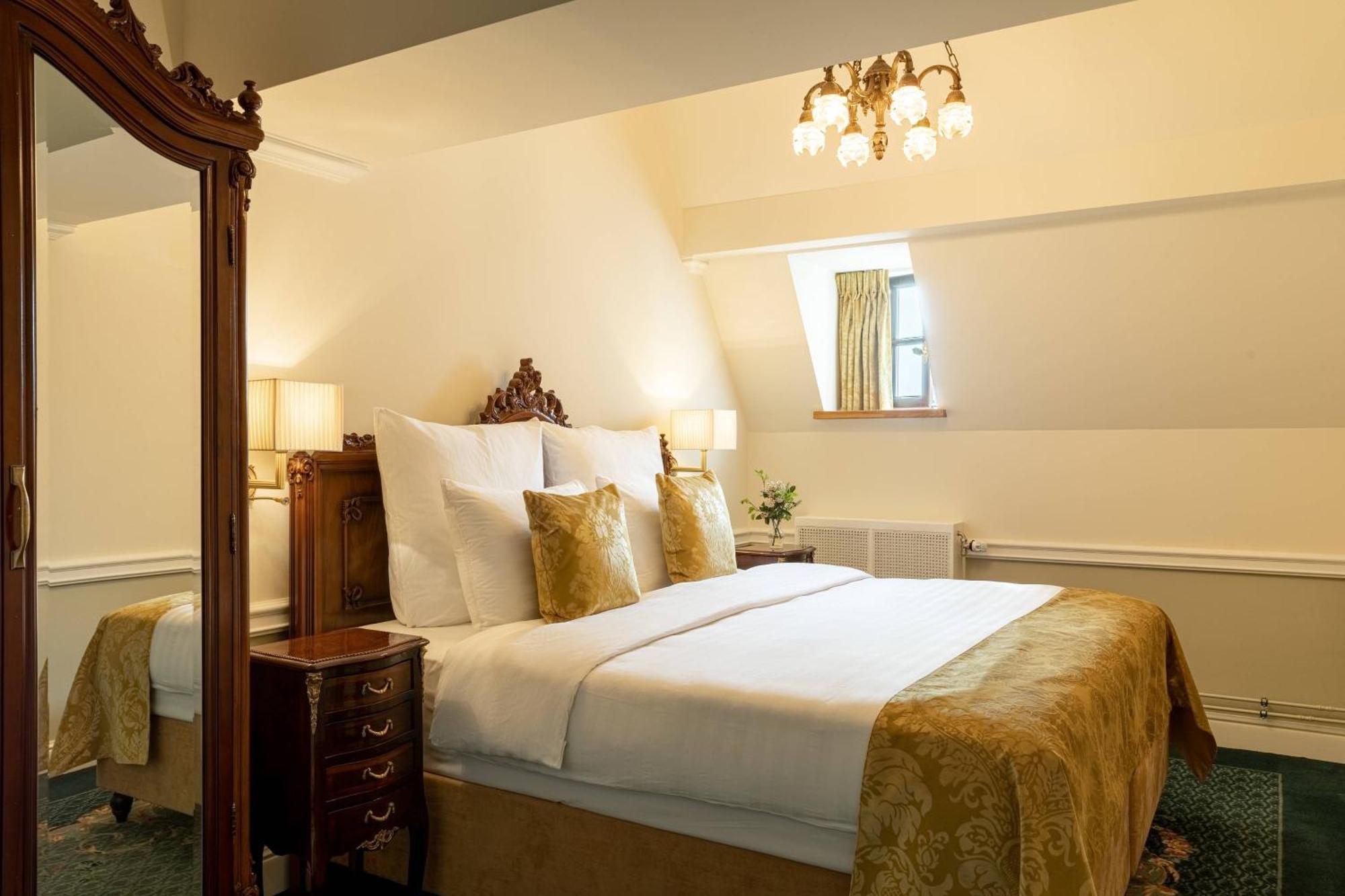 Castle guest room Larger Guest room 1 King Vineyard view