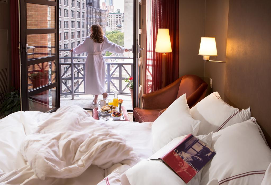 Zimmer mit Kingsize-Bett und Balkon