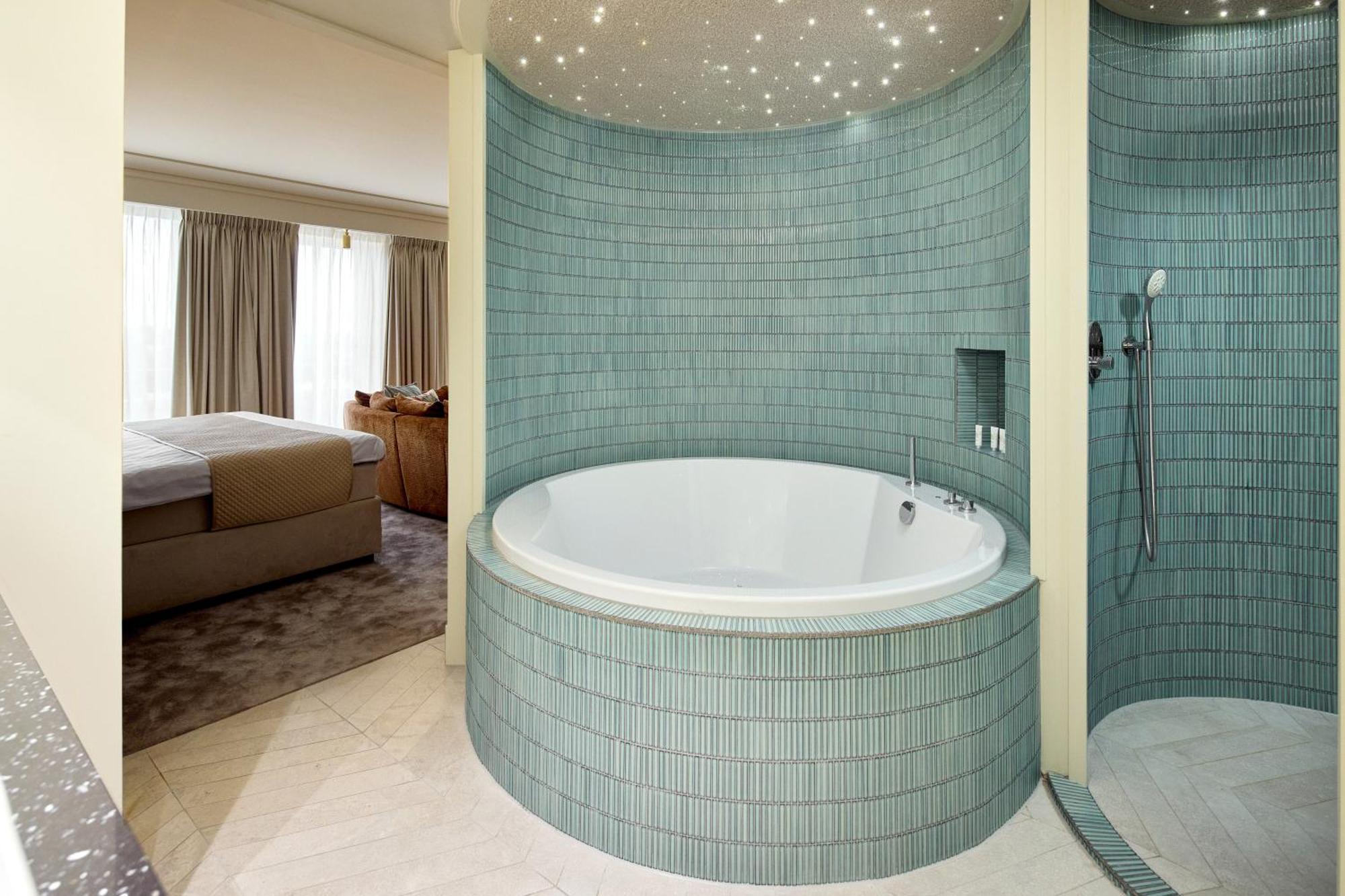 Suite with Spa Bath,1632204397:JPEG