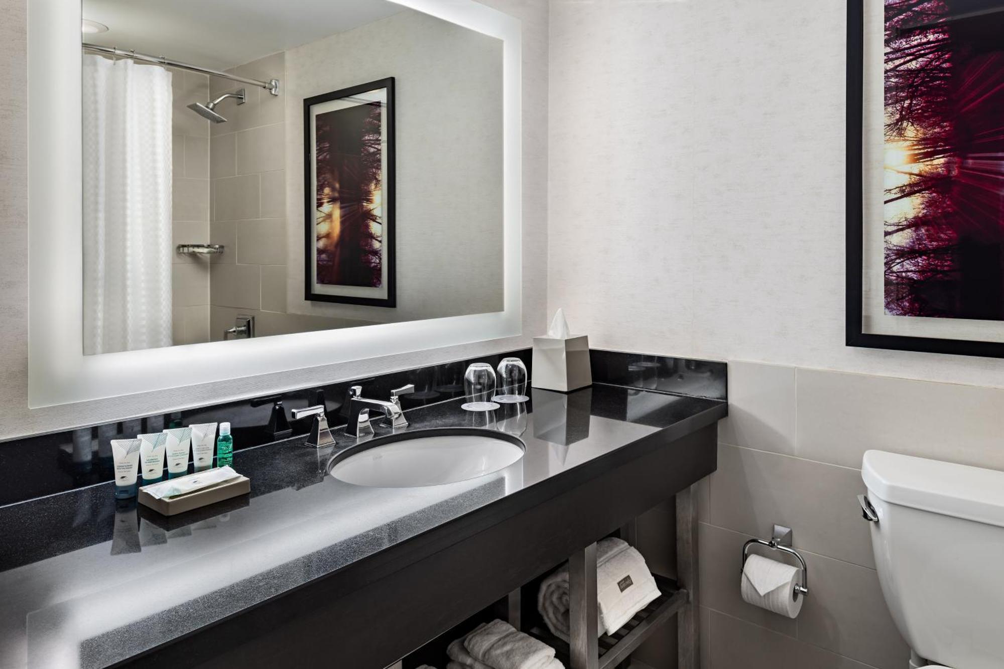 Studio Suite 1 King Corner Lake View