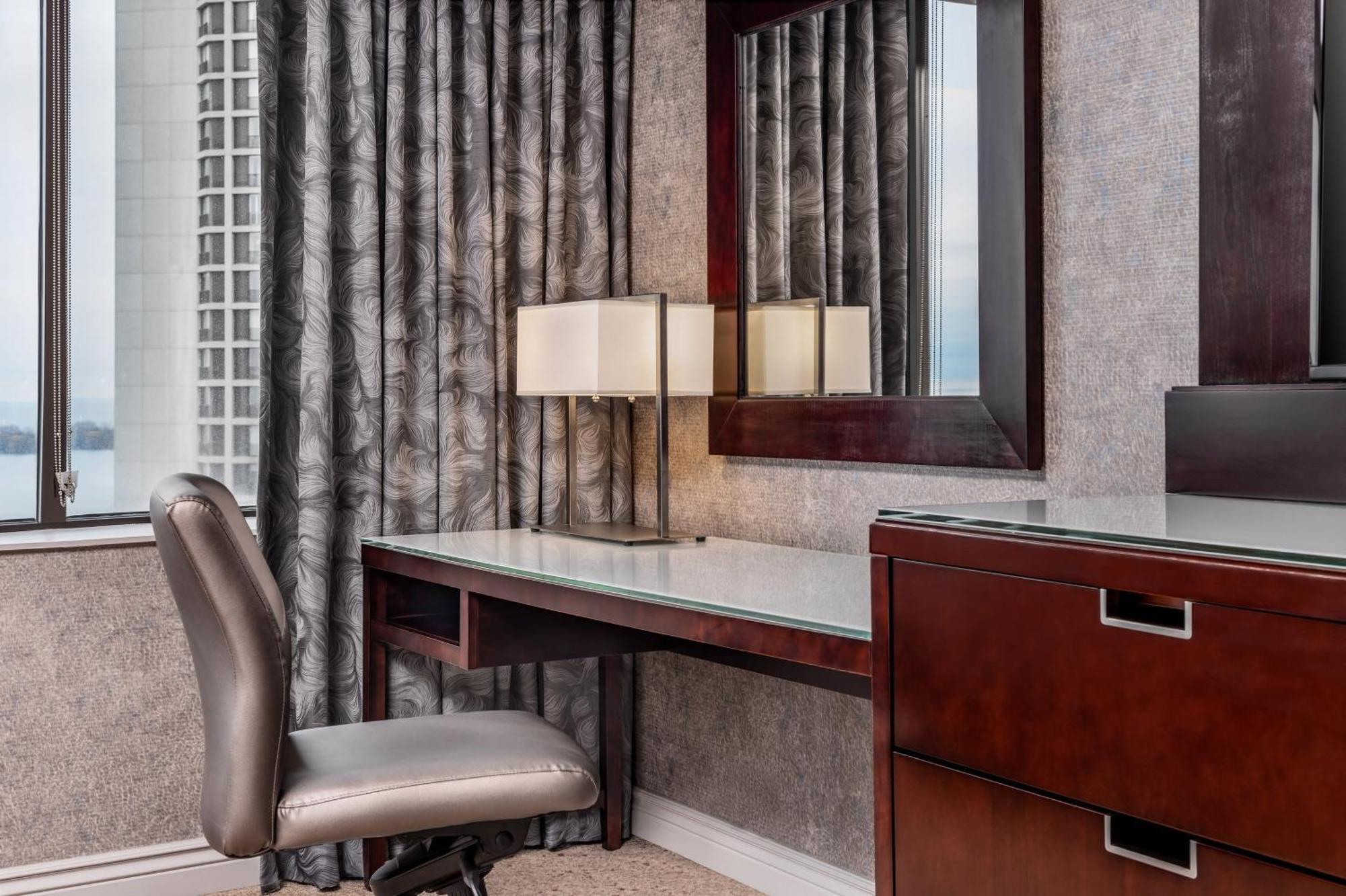 Studio Suite 1 King Corner Lake View