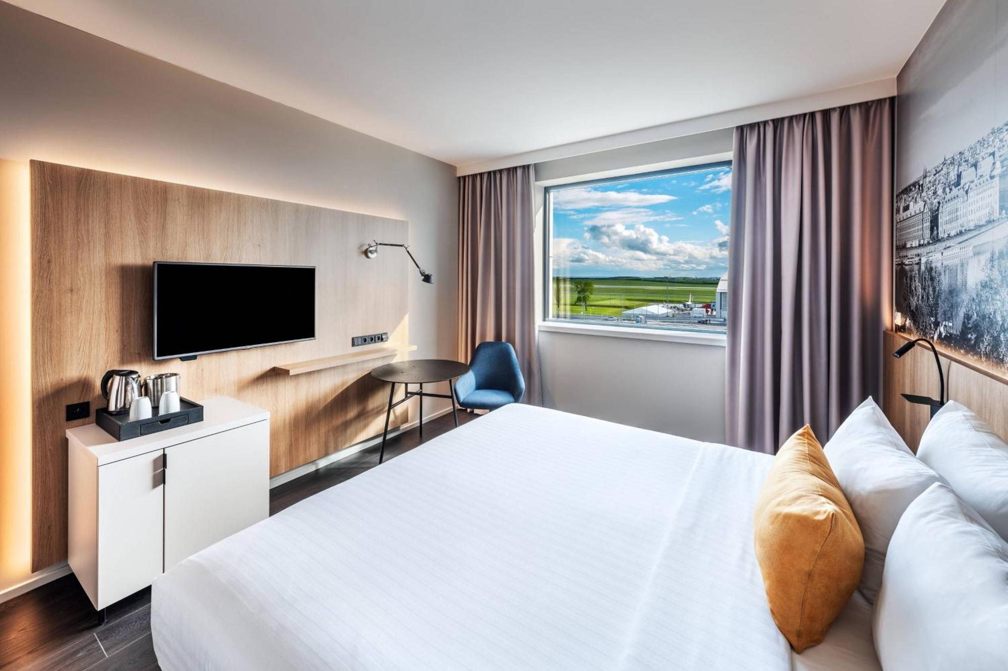 Guest room 1 King Runway view