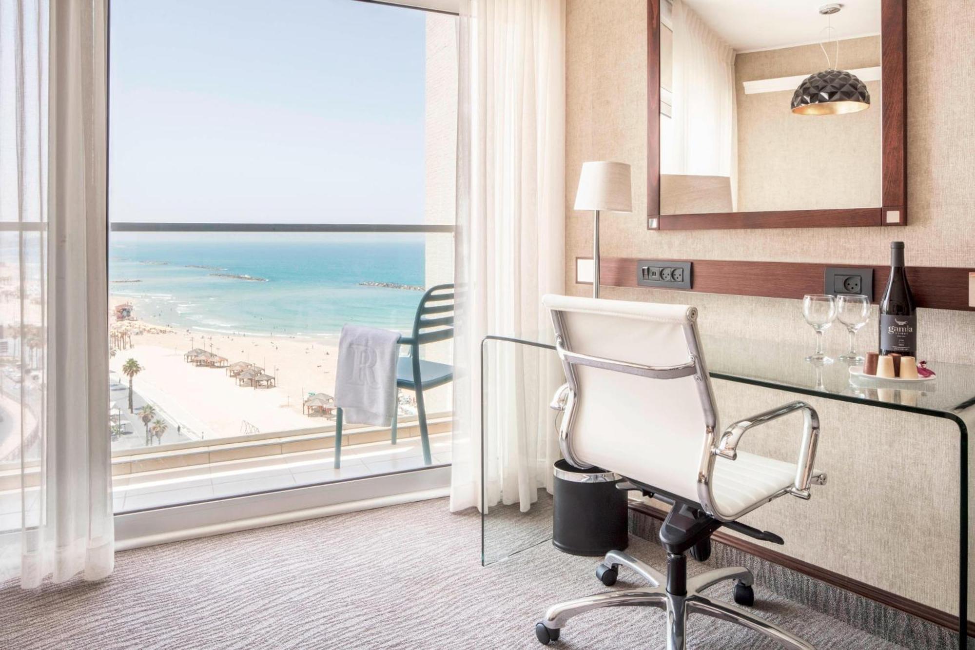 Club lounge access Executive Guest room 1 King Sea view