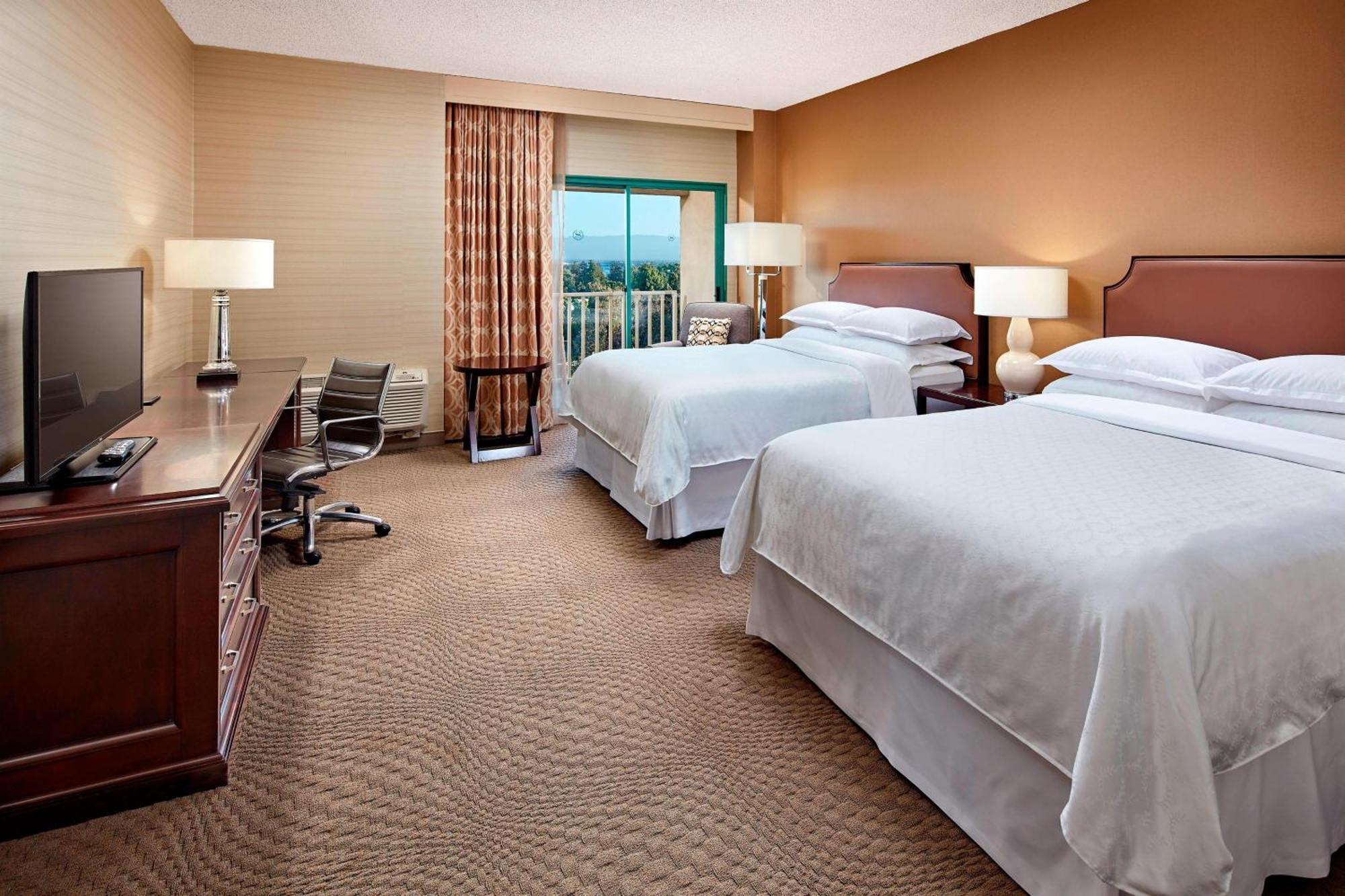 Guest room 2 Queen Mid floor