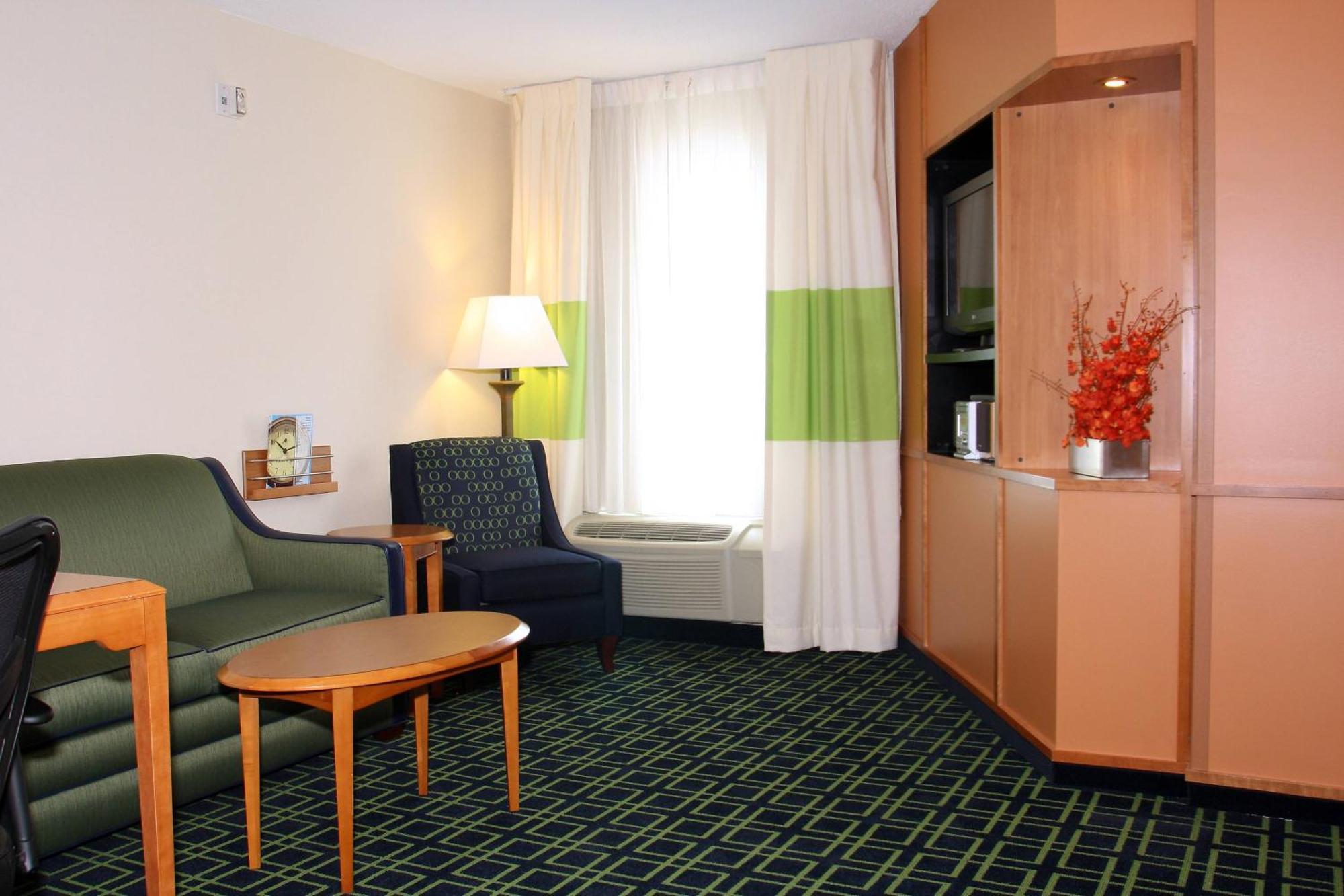 One-Bedroom King Suite with Roll-In Shower - Mobility Access/Hearing Accessible
