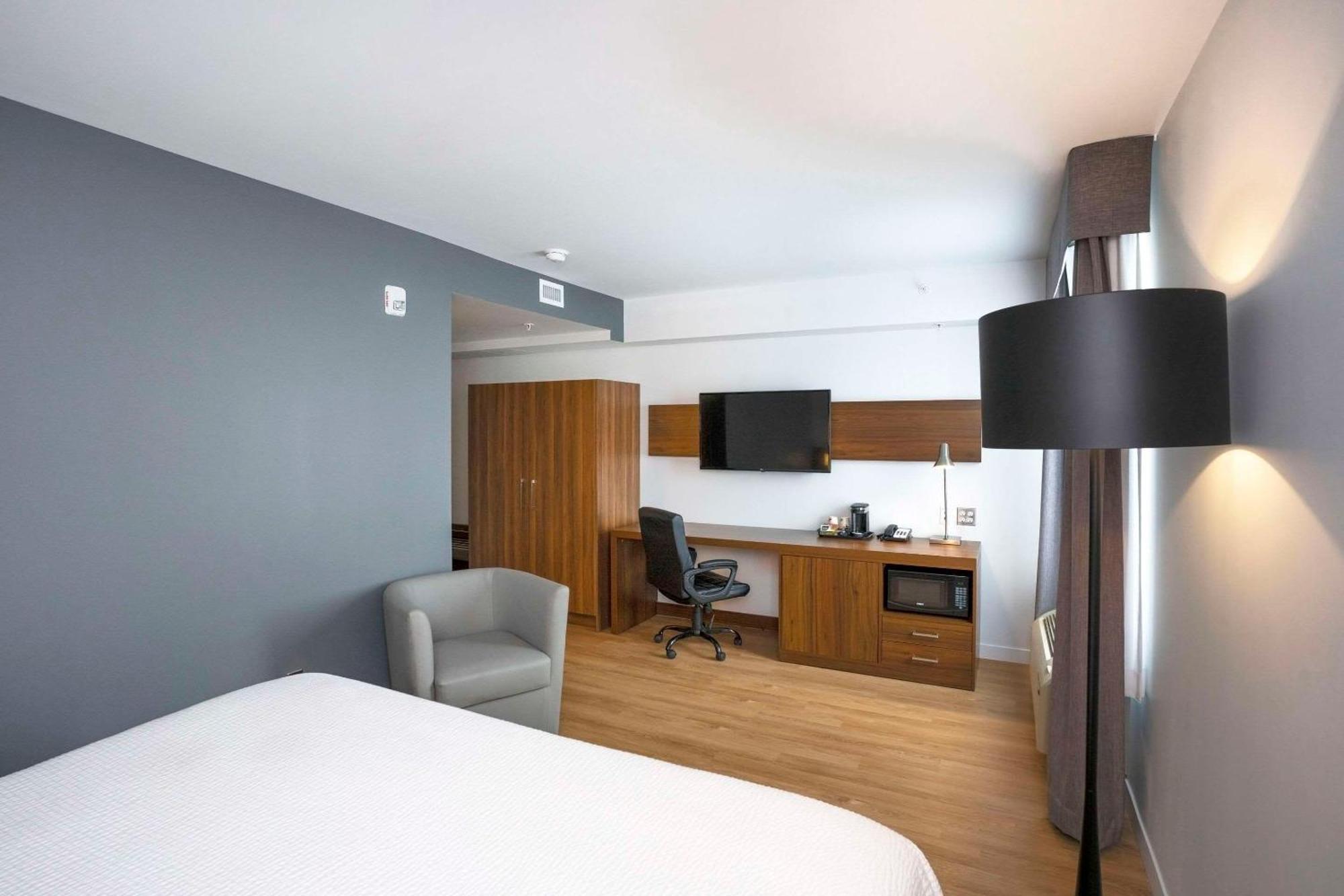 Deluxe King Room Accessible or No Pets or Non Smoking