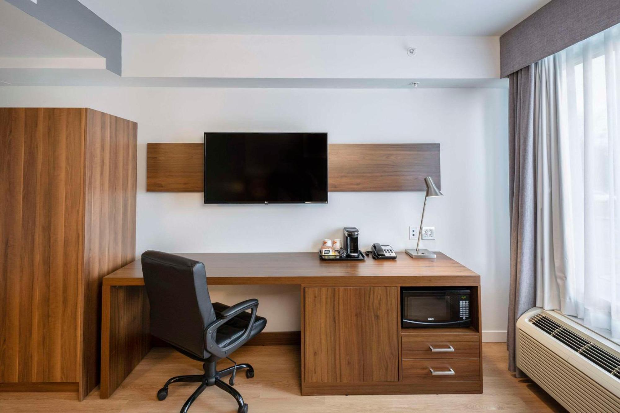 Deluxe King Room Accessible or No Pets or Non Smoking