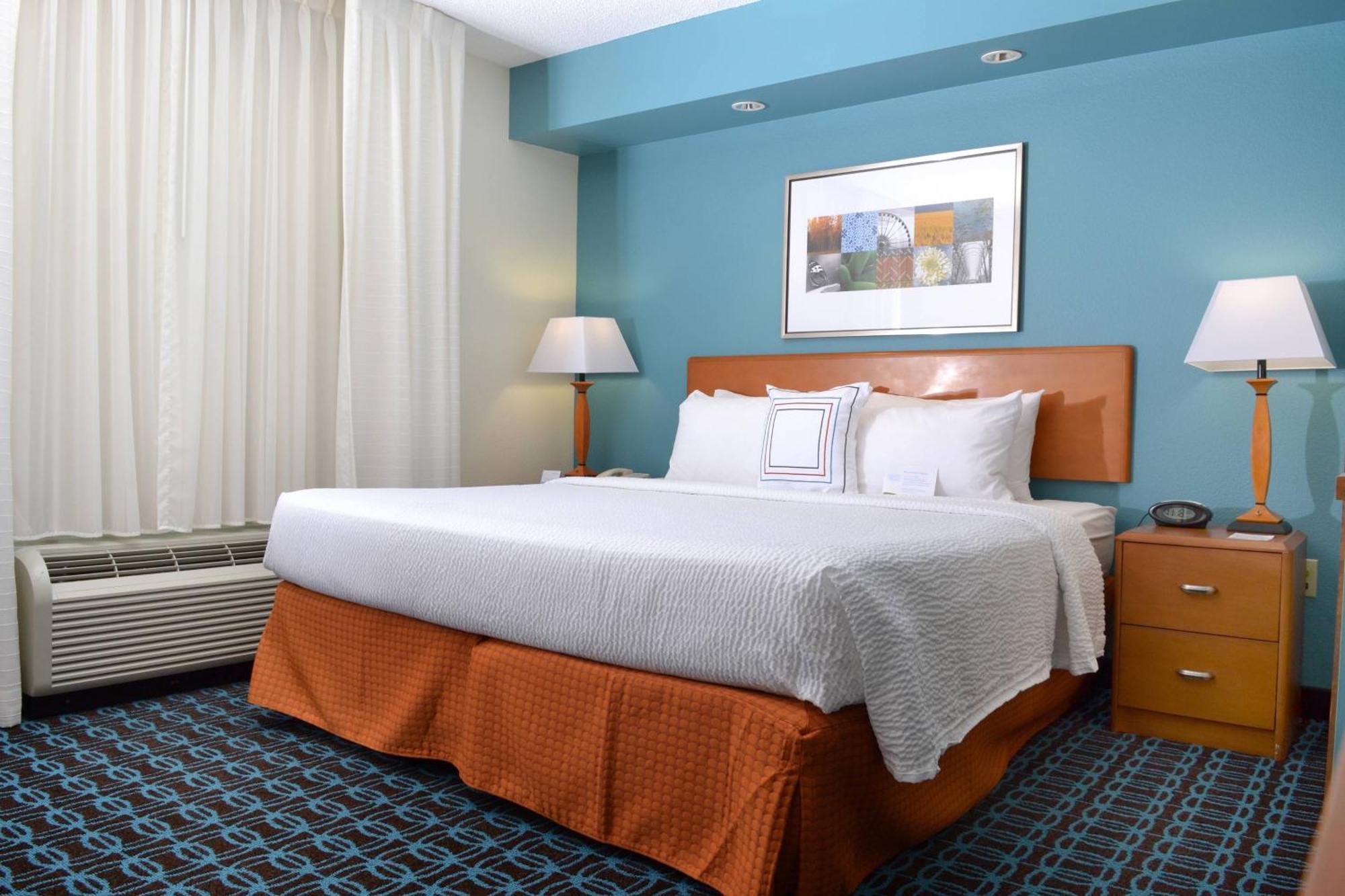 King Room with Bathtub and Transfer Shower - Mobility Access/Hearing Accessible