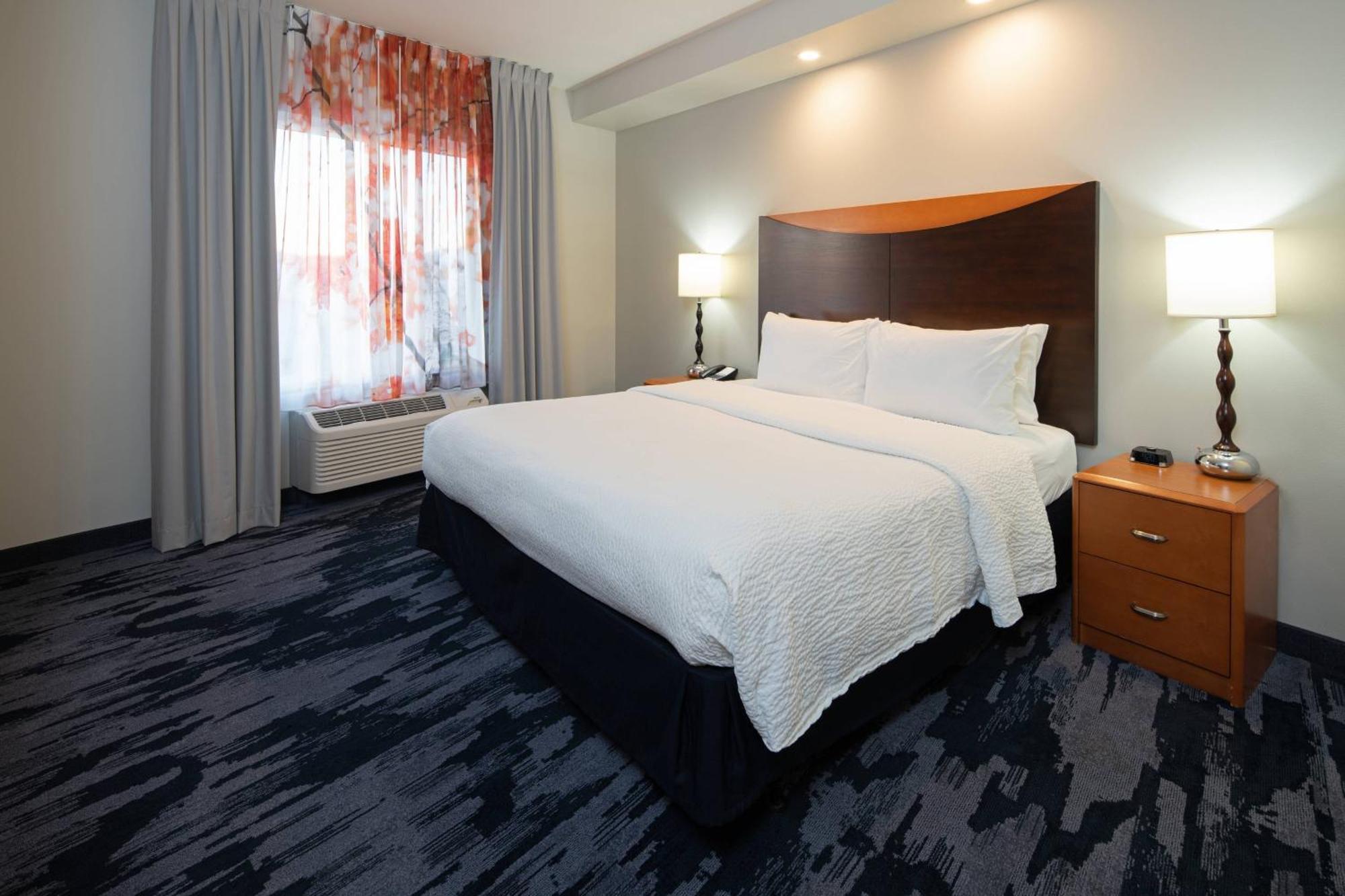 Two-Bedroom Suite with One King Bed, Two Queen Beds and Bathtub - Mobility Access/Hearing Accessible