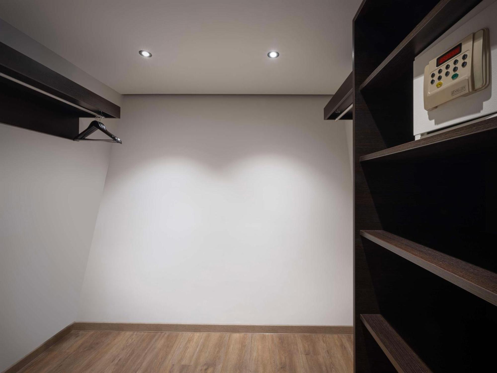 Deluxe King Corner Room