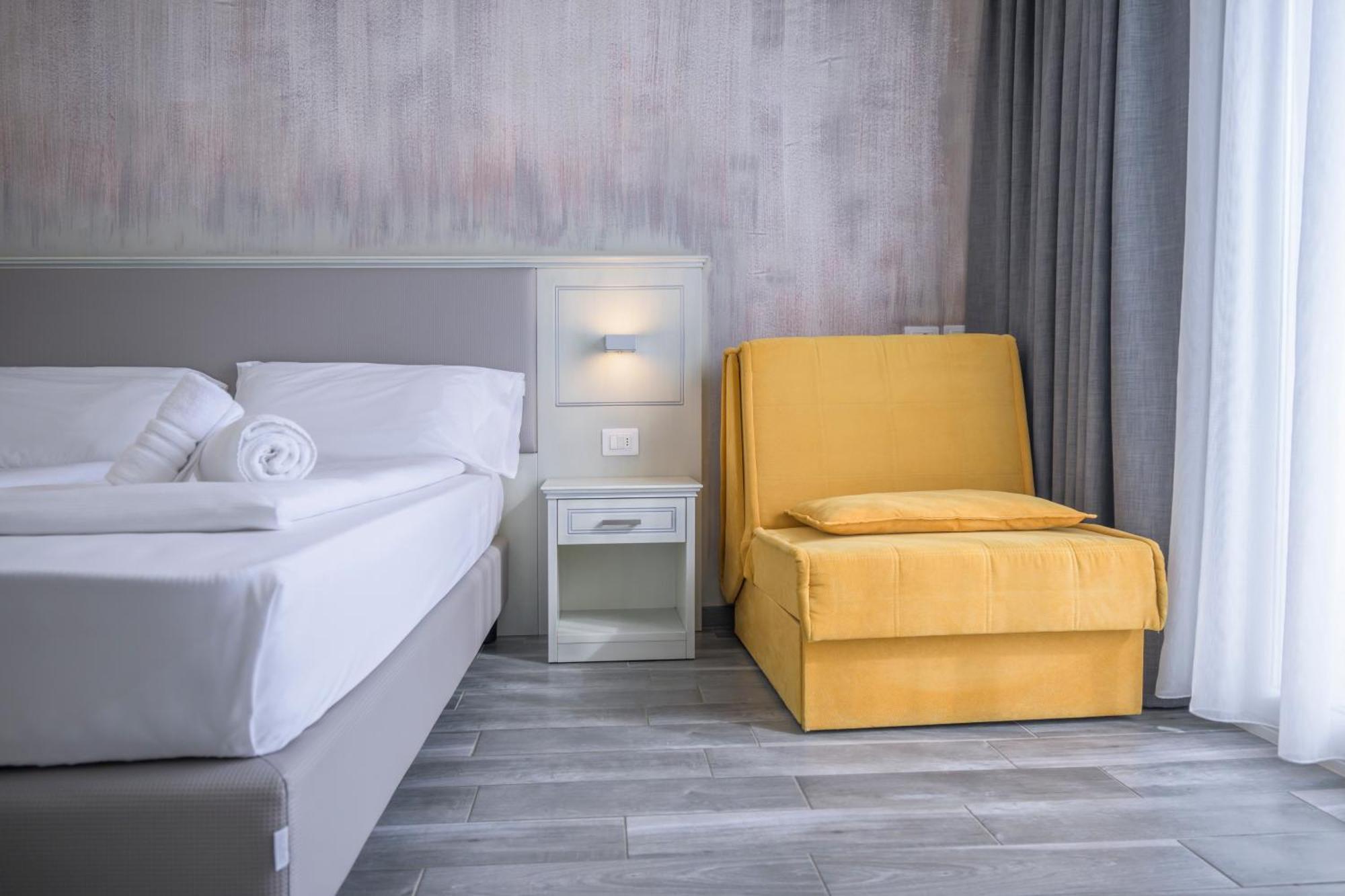 Deluxe Double or Twin Room Lake View