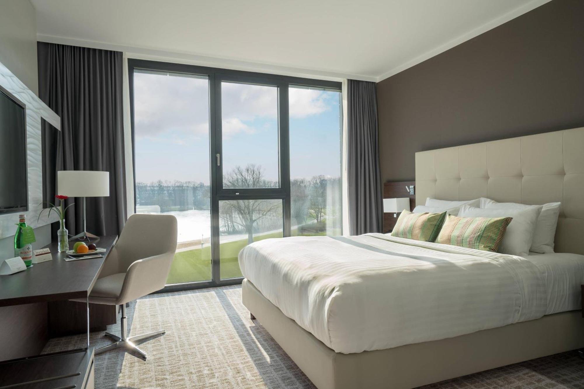 Standard Double Room King Size Bed Lake View